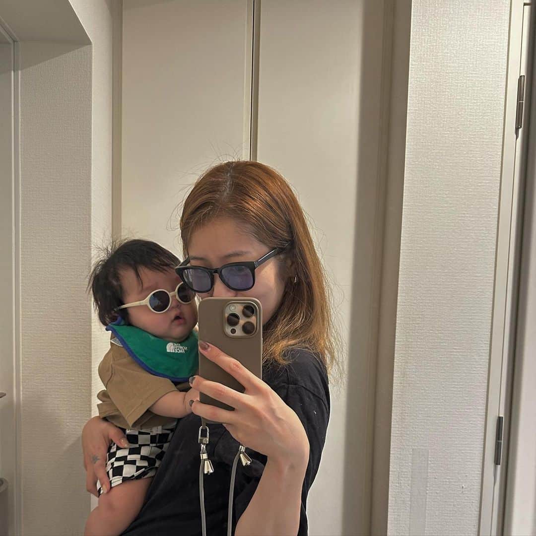 MAOIWATAのインスタグラム：「イケイケboy👶と茶髪mama👱‍♀️ 連休は体調崩しまくったなー！笑 色々行きたかったのにな🫠！  早よなおそね☺️❤️🍑  #男の子ママ #サングラスコーデ #赤ちゃんコーデ #babyboy #赤ちゃんとお出かけ」