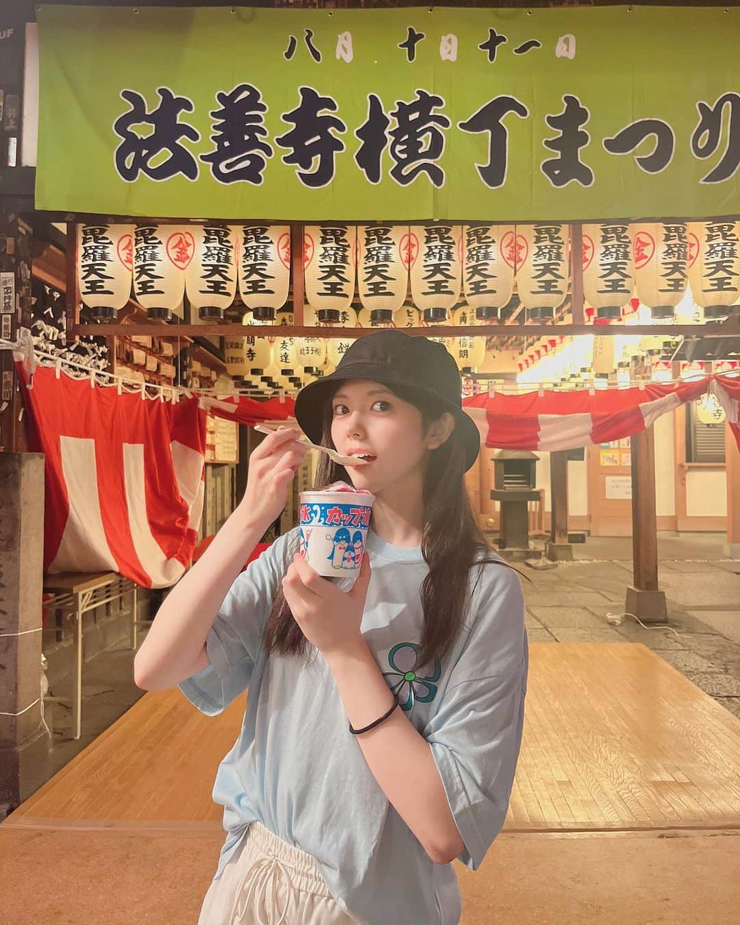 坂下真心さんのインスタグラム写真 - (坂下真心Instagram)「⌇🧊 ⁡ ⁡ この前自主練終わりの帰り道にお祭り発見した！ ⁡ かき氷見つけると絶対食べちゃう！たまらん😮‍💨♡ ⁡ すっぴんﾎﾞｼｬ〜髪だけど許してくださいな ⁡ ⁡ #05 #アイドル #idol #nmb48 #nmb #jk #ljk  #かき氷 #お祭り #夏祭り #stussy #photography #like4like #f4f」8月13日 23時29分 - mako._.chii