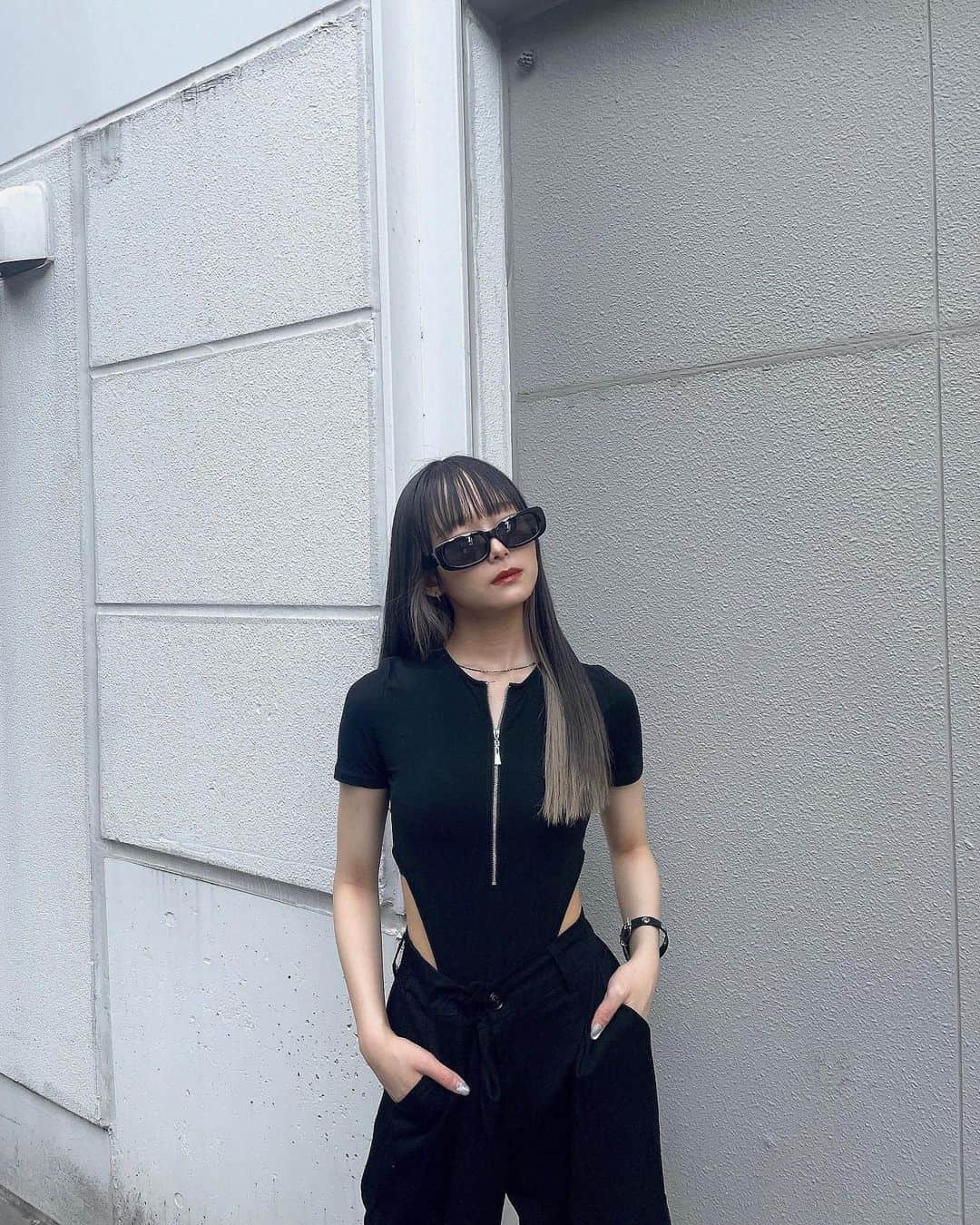 宇井優良梨のインスタグラム：「🖤🖤🖤 #uiimode #uiiblack #shein」