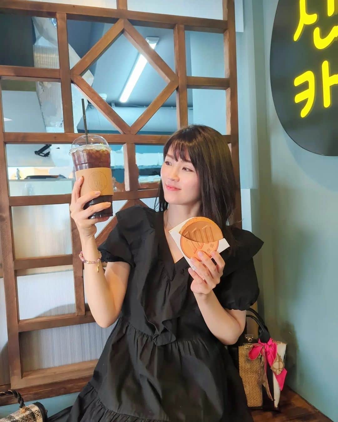 三宅裕子のインスタグラム：「⁡新大久保🇰🇷 韓国屋台おやつが食べられる ！ ⁡@shinchon_cafe⁡ ⁡⁡신촌카페 SHINCHŌN CAFĒ⁡ シンチョンカフェ ⁡ ⁡ ⁡韓国で話題の⁡ ⁡１リットルコーヒー☕も ⁡飲めるの🎶⁡ ⁡お盆直前だったのもあって店内は⁡ ⁡お客さんがたくさん！⁡⁡ ⁡運良く座れたけれど ⁡ ⁡すごい賑わってたよ~🐰✨ ⁡⁡⁡⁡⁡ ⁡❁⃘*.ﾟ ☕１リットルコーヒー は ブラックが苦手な私が 最後まで飲めちゃうくらい⁡ めちゃくちゃ⁡おいしかった❤  🍦たい焼き生地にアイスが⁡ ⁡入ってるのは  アイスプンオパン この生地部分は意外に？ 固めの生地で甘さ控えめの 紫芋アイスとかなりあってたよ🎶  100円パン🪙 初めて食べたんだけど⁡ ⁡チーズの大判焼きみたいな感じで⁡ ⁡大好きな味❤ のびーーとやりたくてやってみたら めちゃくちゃ伸びて驚いた😳  他にも黒ゴマラテも 程よい甘さでおいしかったな🥺  まるごとパインは カットしたパインが⁡ ⁡たくさん🍍´-⁡ ⁡⁡ ⁡ドリンクの種類も豊富で⁡⁡ ⁡かなりおすすめ✨ ⁡また行きたいな🎶  ⁡⁡ ⁡신촌카페 SHINCHŌN CAFĒ⁡ ⁡(シンチョンカフェ) ⁡⁡ ⁡⁡⁡@shinchon_cafe⁡ ⁡ 🎈⁡Access 東京都新宿区大久保1丁目14-26 新大久保駅 営業時間：⁡ ⁡月～金 10；30～20：00 土・日・祝 10：00～20：00⁡ ⁡⁡ ⁡⁡ ⁡.*･ﾟ　.ﾟ･*.  #シンチョンカフェ  ⁡#shinchon_cafe #PR⁡  #新大久保カフェ⁡  #新大久保グルメ⁡  #100円パン⁡  #신촌카페  #韓国っぽカフェ⁡ ⁡ #韓国好きな人と繋がりたい ⁡ ⁡ #韓国グルメ⁡  #韓国屋台 ⁡ #韓国スイーツ⁡  #アイスプンオパン ⁡ #1リットルコーヒー ⁡ ⁡ #カフェ巡り⁡  #親子でお出かけ ⁡ #スイーツ  #中学生ママ⁡ ⁡ #ママモデル」