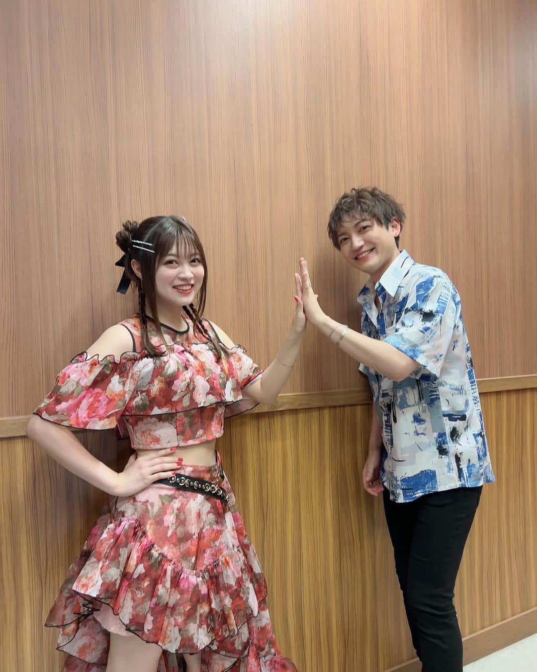 鈴木このみのインスタグラム：「FC限定オールリクエストライブ in 大阪でした🐙ただいま！  SPシークレットゲスト、小林竜之さんと📸  「NEVER-END TALE」リリースの2015年から、なんと約8年ぶりの一緒のステージでした😳 突然のお願いを快く引き受けてくれて、本当に有難う…！！！小林くんのキャラクターが益々レベルアップしてました…！  色んなものを育てて、捨てて、でもやっぱり帰るといつでも温かい。 いつも何かを誇らしく持って帰りたい。そんな場所です。  故郷で皆んなに会えて嬉しかった！ また帰ってくるからね、待っててね大阪🐙  そして皆さんどうか無事に帰れますよう…！  #このみんリクエスト #このみんって #いっぱい名前呼んでもらえて #すごく嬉しかった〜！ #有難う✨☺️ #またこんなライブも出来たらいいな #これからもまだまだよろしくね」