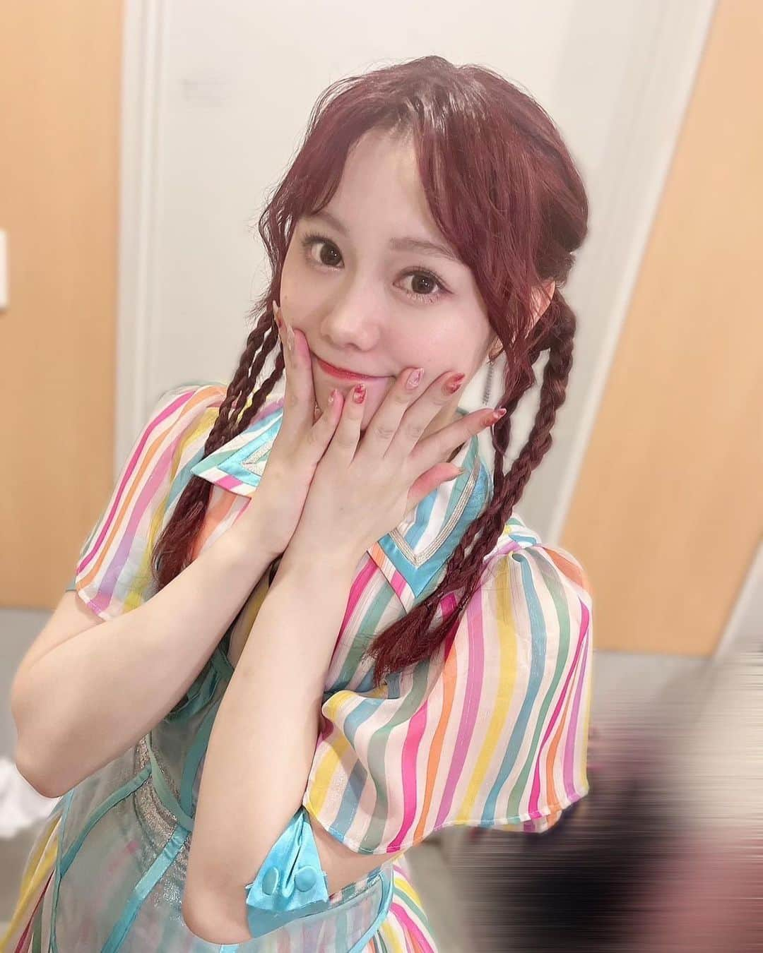 松本慈子のインスタグラム：「* サマツアーin Zepp Namba ありがとうございました〜🐙🌈💖 みんな、待っててくれた？？🥹 最高に熱かったぁぁぁぁ❤️‍🔥 インスタでは髪型の写真を…  可愛い髪型してもらった！ 夜公演では撮って出し写真の時は 前髪下ろしてたけど、その後に分けてみたんだ〜！ みんなは、どっち派？？？🤔  #SKE48 #アイドル #松本慈子 #サマーツアー #アイドルヘア #アイドル衣装 #ツインテールアレンジ #ツインテール #前髪アレンジ #idol」