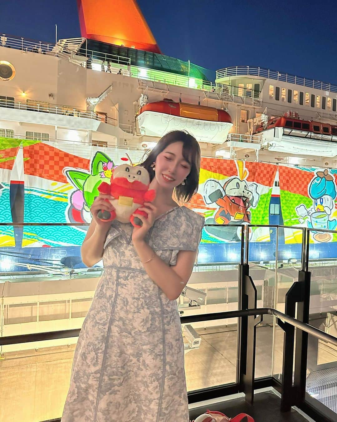 諸星みゆのインスタグラム：「⚓️⛴ ⁡ ポケモンに出てくるサントアンヌ号🚢💨 ⁡ ハンマーヘッド横浜の2階の奥の方の通路を 歩いていたら奇跡的に出会えた😂🤍 ⁡ 見つけた瞬間感動しちゃって 声でちゃった🫣💦 ⁡ 中もゲームを再現してて すごかったらしいっ🎮語彙力w ⁡ 入ってみたかったなあ｡ﾟヾ(ﾟ`ω´ﾟﾉｼﾟ｡)ﾉｼ  船の奥の方にラプラスが見えて 心がぴょんぴょんしてました🐰 ⁡ 近くにいたスタッフのお姉さんが 写真撮ってくれて嬉しかった📸💗 ⁡ ┈┈┈┈┈┈┈┈┈┈┈┈┈┈┈┈┈┈┈┈ ⁡ 📍ハンマーヘッド横浜 ⁡ ┈┈┈┈┈┈┈┈┈┈┈┈┈┈┈┈┈┈┈┈ ⁡ ⁡ #ハンマーヘッド横浜 #みなとみらい #ポケモン  #ポケスタグラム  #ポケジェニック #フォトジェニック #ポケモンwcs  #ポケモン #ピカチュウ #ピカスタグラム #ポケスタグラム #ポケモンだいすきクラブ #ポケモン好きと繋がりたい  #wcs2023 #wcs  #wcs2023  #pokemon #pokemonworldchampionships  #pokestagram #pikachu #pikastagram #pokemonfan #pokemoncommunity #pokemonplush #pokemoncollectors #pokemoncollections #pokemonwcs#pokemonwcs2023 #pokegenicyokohama #pokemonworld#pokemonworlds #pokegenic」