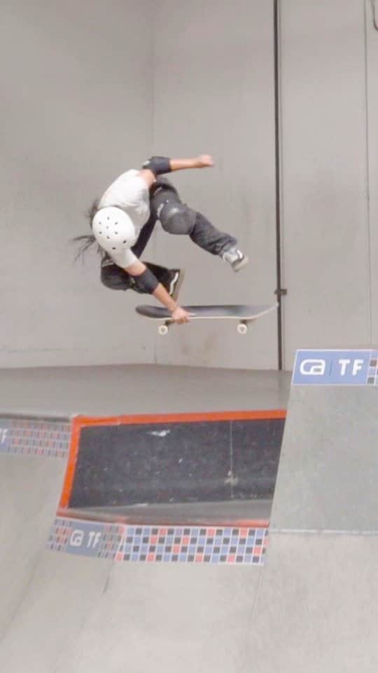小川希花のインスタグラム：「Stacking a few clips at @catrainingfacility with @kihanaogawa 🤙🤙🤙 #THECertifiedSweatsaver #triple8nyc 📹 @brent_hyden」
