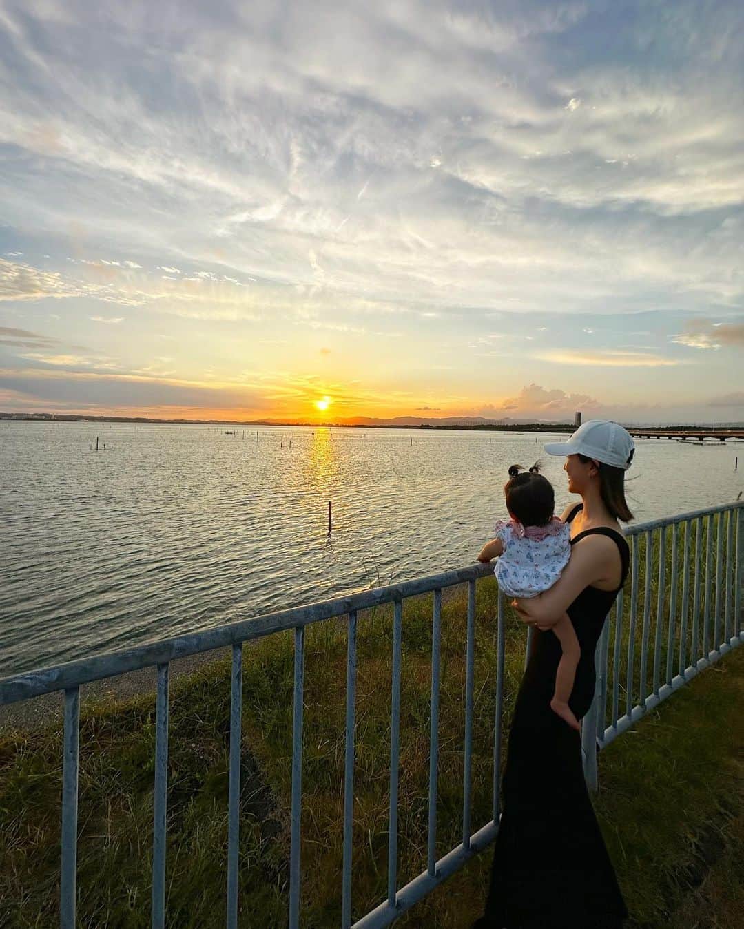 のインスタグラム：「この間、娘を連れて初めての旅行へ✈︎  1日目は浜名湖のエクシブに家族で👨🏻‍🦱👩🏻👶🏻  大渋滞で到着に6時間。 赤ちゃんを連れての旅行はやること2倍、持ち物多めでなかなか大変だった👜  何より娘が楽しそうで良かった！ 最近、娘の後ろ姿がすごい可愛い。  てか全然関係ないけど、 私153cmしかないのにマーメイド着ると身長高く見える、嬉しい。」