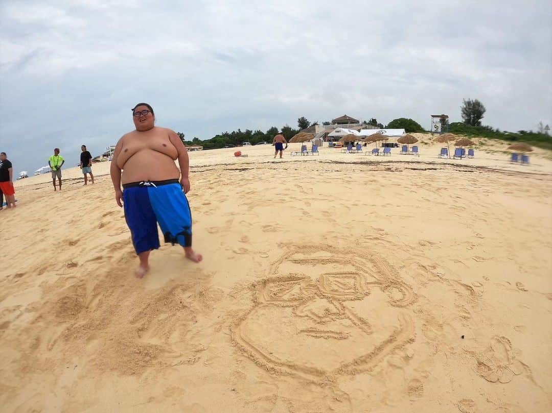 時津風部屋さんのインスタグラム写真 - (時津風部屋Instagram)「クイズの答えは柏王丸でした。 正解された皆様おめでとうございます。 参加していただいてありがとうございました。 ちなみに砂浜に絵を描いたのは瀬戸豊です。 そっくりですね。 またクイズがあればぜひ参加してください。 #柏王丸 #瀬戸豊 #砂浜あそび」8月13日 23時50分 - tokitukazebeya