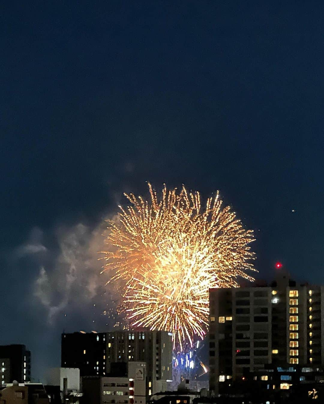 日下裕江さんのインスタグラム写真 - (日下裕江Instagram)「神宮外苑花火大会  レストランサーチをしていたら、 たまたま素敵なレストランを発見し、 たまたま花火観覧席が１席空いてたというなんとも奇跡のタイミング✨  2020年にOpenしたばかりのレストランだし、まさか神宮花火が観れるなんてまだ知られていないのでは⁈  穴場発見❣️  レストランの雰囲気も良い✨  今回は花火観覧用のビュッフェだったので、次回は普通の食事も食べてみたいな♪*。  次回はロルも連れて行こ♡⸝⸝⸝⸝  #神宮外苑花火大会  #神宮花火大会 #花火大会 #レストラン #ビュッフェ #花火観覧席 #ボネラン #fireworks #bonélan #fireworksdinner #dinner」8月13日 23時50分 - hiroe___h