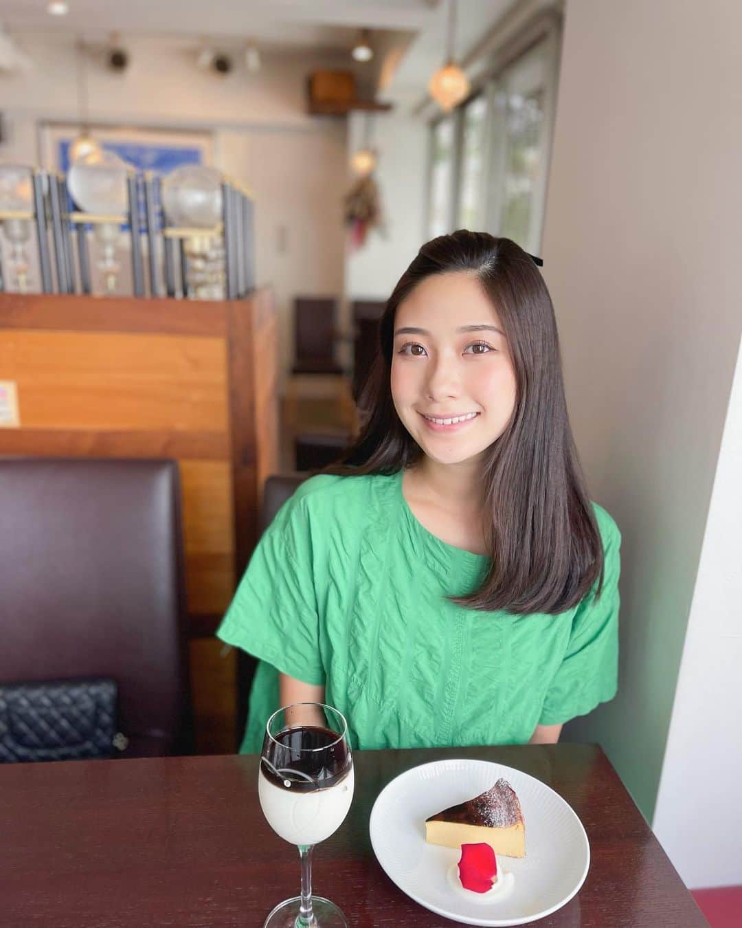 松田和佳のインスタグラム：「ランチのあとはカフェめぐり！  食べてみたかったチーズケーキと、念願のふわふわかき氷を食べて大満足でした😮‍💨💗ちょっと食べすぎたけど美味しかったのでOKにします🙆🏼‍♂️笑  #カフェ巡り #中目黒カフェ」