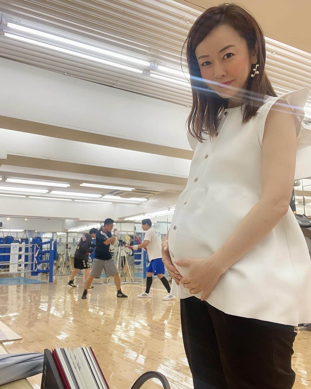 宮崎宣子さんのインスタグラム写真 - (宮崎宣子Instagram)「妊婦が一番来ちゃいけないところでしょー😂  って言われながらも、 来ちゃいました😆  今回は、夫がボクシング🥊をやっているので、 マッコイさんのジムにお邪魔して対戦させて頂きました😊  夫は、大のマッコイさんファンなので、 とても楽しみにしてて😂  私は初めてのボクシング🥊を間近で見ましたが、 女性もいて、運動量が多いし、すごくストレス発散になりそうだなーと思いながら汗だくの皆さんを見ていました😊  マッコイさんの本も読んでる途中なので、 持っていきましたよ📕  もちろん夫の方が20歳若いのですが、 何か2人が必死にやり合ってるのが面白くて、 ずっと笑いながら見てました。  終わった後は、マッコイさんはダウンしてましたがそのまま収録へ。  夫は、一度帰ってから爆睡して、 また夜に自分が通っているジムへ。  ボクシングやる人の恐ろしい体力に驚きです😂🥊  貴重な経験をありがとうございました🙏  見てるだけでも楽しかったです😆  #boxing  #boxingday  #ボクシング #ボクシングジム  #マッコイ さん #非エリートの勝負学  #夫婦でマッコイさん好き #夫の方が大ファン #男性に好かれるマッコイさん #ありがとうございました」8月13日 23時52分 - miyazaki_nobuko