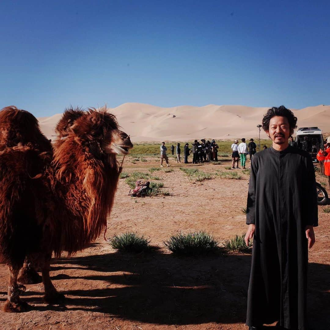 山中崇のインスタグラム：「アリとラクダ🐪果たしてこの距離は縮まるのでしょうか？ VIVANT来週もお楽しみに！ #VIVANT #VIVANTep5 #VIVANTep6」