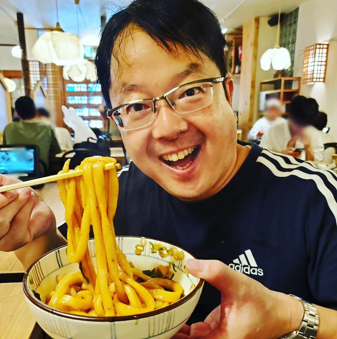 粉川真一さんのインスタグラム写真 - (粉川真一Instagram)「ふるさとの推し麺「伊勢うどん」を頂きました。 その昔、くにじゅうからお伊勢参りに来られる皆様に、いち早く、身も心も暖まってもらおうと、おつゆを作る時間を省いて、消化のよい温かいやわ麺に、だしの利いたたまり醤油をかけておもてなしをしたのが伊勢うどんのきっかけなんだそうです。  とても質素ではありますが、ふるさとの先人たちの御心がつまった食文化でもあります！  #三重県 #伊勢神宮 #伊勢うどん #三重県津市出身」8月14日 0時03分 - mrt.kokawa