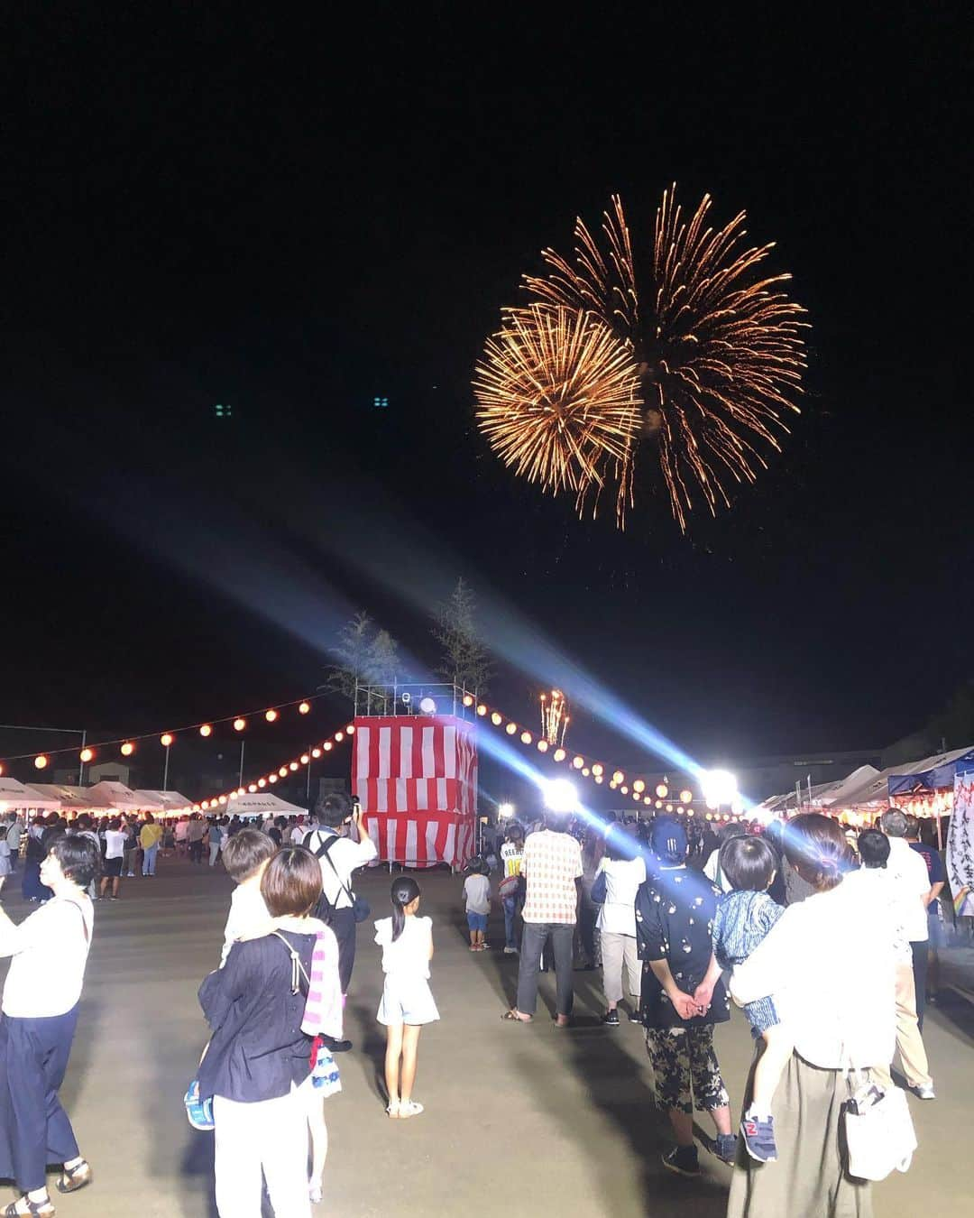 久保田夏菜さんのインスタグラム写真 - (久保田夏菜Instagram)「今日は八本松の 夏祭り司会でした。  途中土砂降りもあり 予定外のことだらけでしたけど アドレナリンはでまくってた笑 やっぱりしゃべること好きなんだなわたし という、2023年夏。。  今日は めちゃくちゃLIVE感満載のお祭りで。  金管楽器の演奏と同時に 花火を打ち上げなくちゃいけなくなったんだけど、 夏の夜空に打ち上がる花火を見ながら、 生演奏が聞こえて来た時には 感動して鳥肌がたちました。  こんなこと めったいにない。  贅沢すぎる時間でした。 あおぞら金管合奏団のみなさん、 本当にありがとうございました。  後輩たちが アカペラを歌い出す時は イレギュラーだったからこそ もっとお客さん呼び込めなかったかなとか、 最後のバンドのパワフルな曲聴きたかったなとか、 ネパールのカレー食べたかったなとか  反省なのか ただの欲なのか よくわかりませんが… 思うことは多々あって。  でも、兎にも角にも 一緒に盛り上げてくださった皆さま、ありがとうございました！  #八本松　#夏祭り」8月14日 0時04分 - kanakubota0805