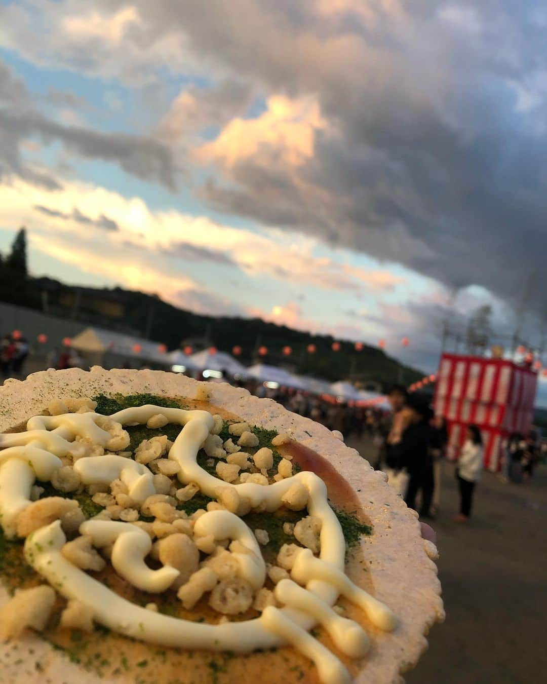 久保田夏菜さんのインスタグラム写真 - (久保田夏菜Instagram)「今日は八本松の 夏祭り司会でした。  途中土砂降りもあり 予定外のことだらけでしたけど アドレナリンはでまくってた笑 やっぱりしゃべること好きなんだなわたし という、2023年夏。。  今日は めちゃくちゃLIVE感満載のお祭りで。  金管楽器の演奏と同時に 花火を打ち上げなくちゃいけなくなったんだけど、 夏の夜空に打ち上がる花火を見ながら、 生演奏が聞こえて来た時には 感動して鳥肌がたちました。  こんなこと めったいにない。  贅沢すぎる時間でした。 あおぞら金管合奏団のみなさん、 本当にありがとうございました。  後輩たちが アカペラを歌い出す時は イレギュラーだったからこそ もっとお客さん呼び込めなかったかなとか、 最後のバンドのパワフルな曲聴きたかったなとか、 ネパールのカレー食べたかったなとか  反省なのか ただの欲なのか よくわかりませんが… 思うことは多々あって。  でも、兎にも角にも 一緒に盛り上げてくださった皆さま、ありがとうございました！  #八本松　#夏祭り」8月14日 0時04分 - kanakubota0805