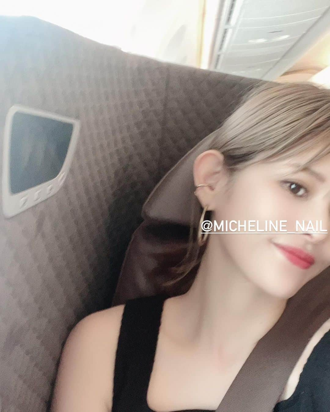 丸山美咲のインスタグラム：「今年の子供たちの夏休みは 久々に海外へ✈︎  シンガポール経由で プーケットまで🌴  シンガポールは1泊だけだから なるべく空港近くで探して、マリーナベイサンズとこちらのフラートンホテルと迷ったのだけど、 フラートンで大正解すぎた🥹  パラディアン様式の建物で1928年の建物だそう。 中央郵便局や政府機関が当時は入っていたみたいで、  クラシカルで、重厚で、外観も内観も ほんとに上品で素敵でした♡ お部屋からはマリーナベイサンズが見えて、 ザ・シンガポールを味わいやすい立地かも😊🏰 ・  ・  ・  #fullertonhotel #シンガポール航空 #フラートンホテル #シンガポール旅行 @singaporeair   @fullertonhotelsg」