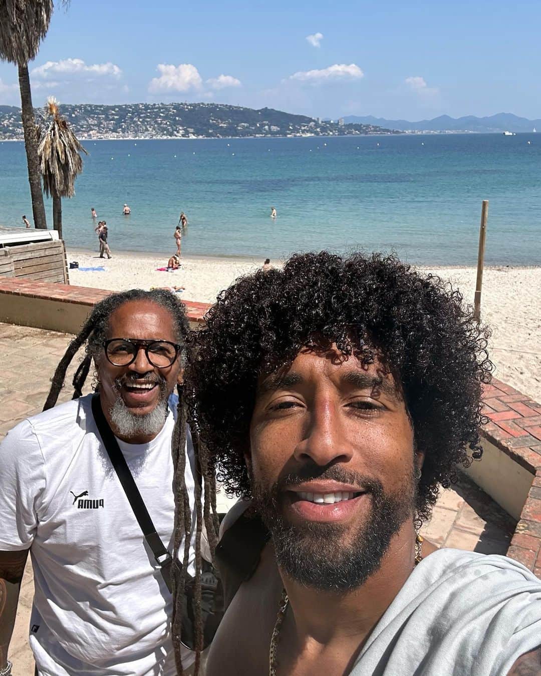 ダンテ・ボンフィム・コスタ・サントスのインスタグラム：「Feliz dia dos pais nego veio, que Deus continue te dando muita saúde p continuarmos desfrutando de belos momentos juntos 🙌🏽🙏🏾❤️😍」