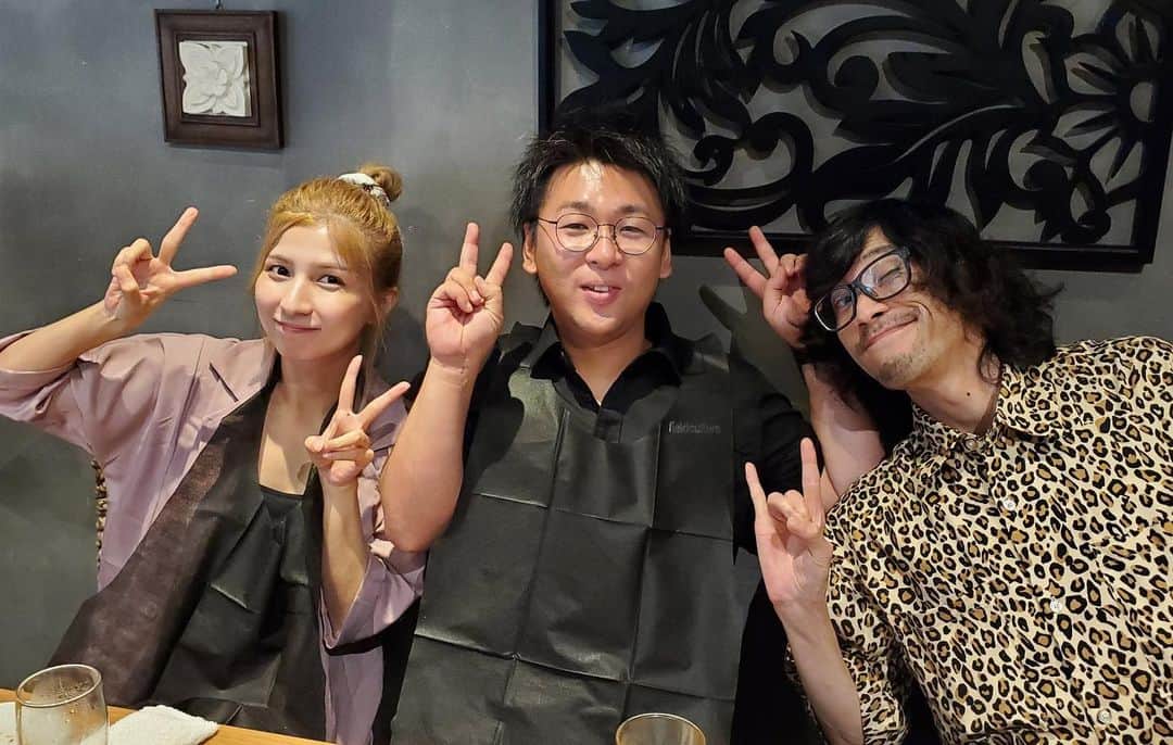 小田あさ美のインスタグラム：「今日は #たん助 さんに 行ってきました〜！  写真は、 釣りよかのはたさんと 漫画家のイガワシゲルさんです。  他にもVtuberのお友達何人かもいて 楽しい時間を過ごせました(*´꒳`*)  #talent #youtube #youtuber  #vtuber #焼肉 #牛タン」