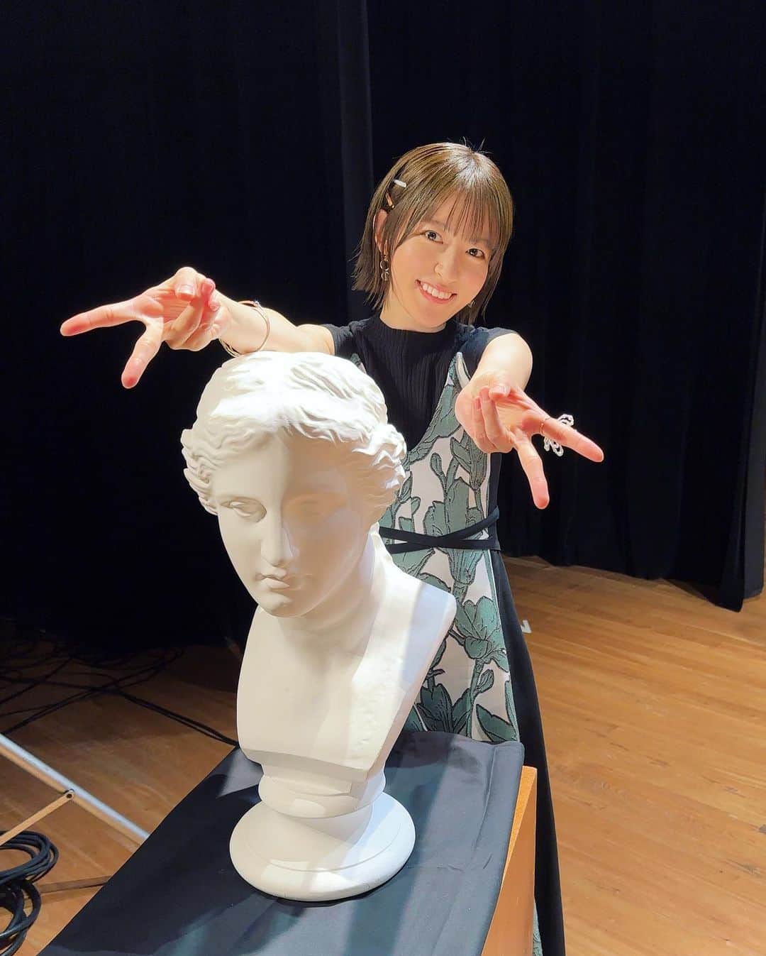 小松未可子さんのインスタグラム写真 - (小松未可子Instagram)「長瀞さんのイベントでした〜！！  いやはや、凄い濃い1日でした… あ、あれ…？でも思い出そうとすると…なぜか記憶が…忘却の彼方に…あれ…？あれ…？  確か…なんとか波で始まって…  なんかしりとり…とか…  シャッフルで…えっと…ん？  おかしいな…まるで脳内に規制がかかったかのように…思い出せな…  いや〜炒飯シュウマイ弁当美味しかったなァ〜！！！！！  カレーのお土産もたくさんだァ！！  横須賀最高だぜヒャッハァ！！( ᐕ)」8月14日 0時01分 - mikako_komatsu
