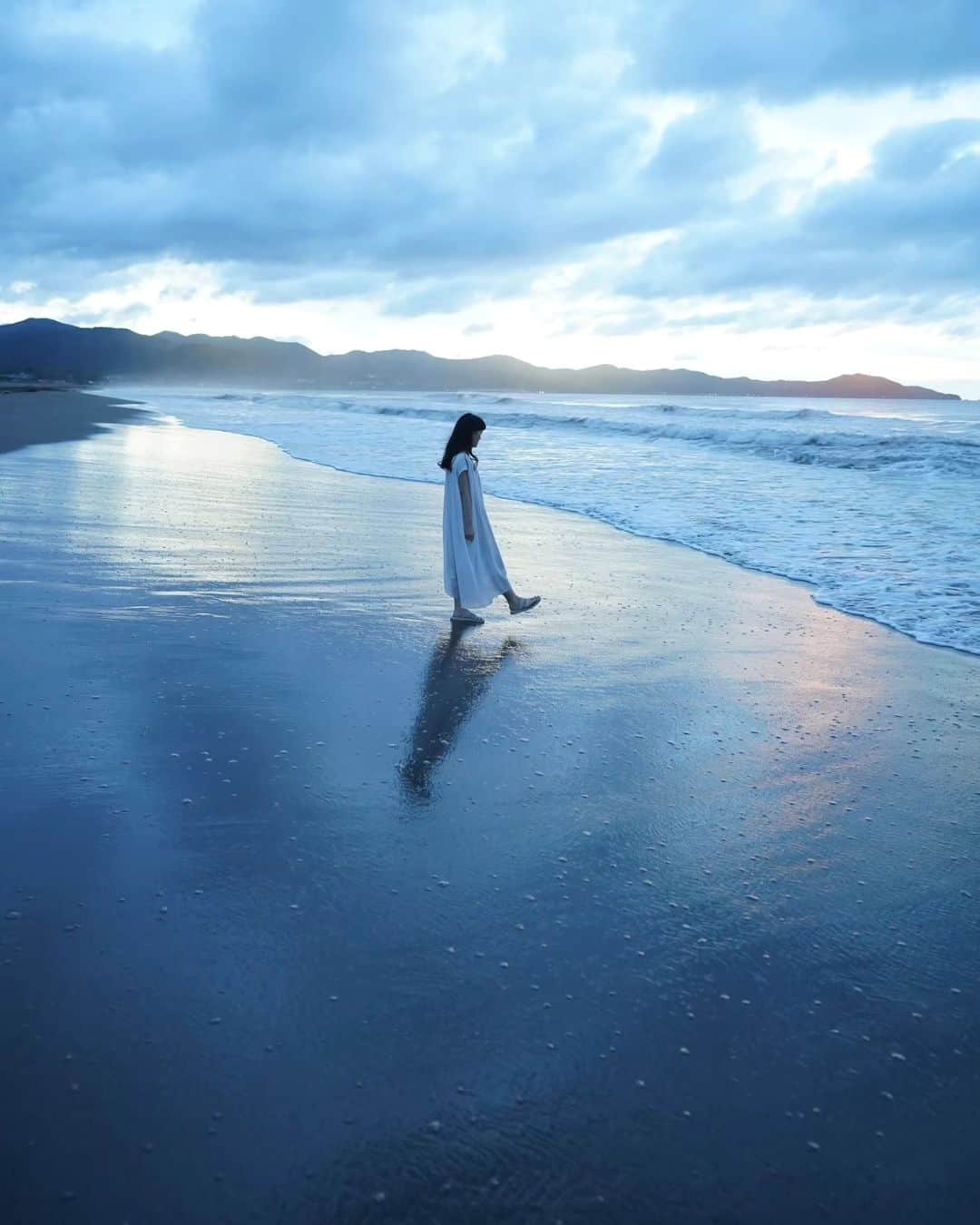 岩倉しおりさんのインスタグラム写真 - (岩倉しおりInstagram)「朝の静かな海。」8月14日 0時12分 - iwakurashiori