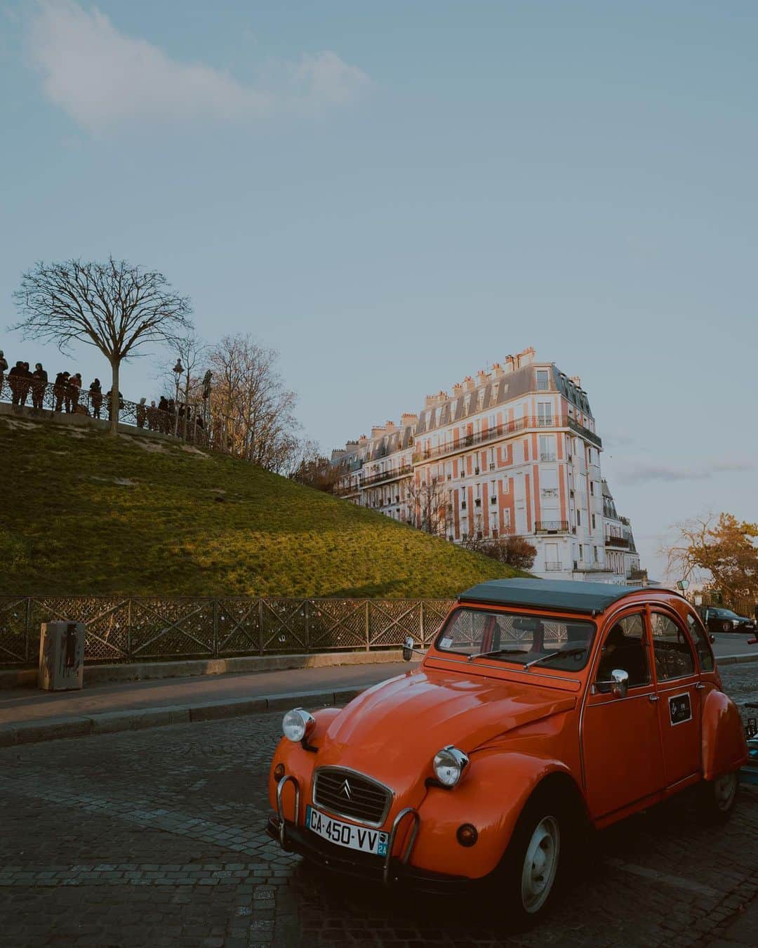 Putri Anindyaのインスタグラム：「Postcards from Montmartre//  I have tons of pics in Paris last winter. I stayed 3 months there so of course I took lots of pics. When i was there, I was so eager to shoot and edit them right away. but somehow after I came back in Indonesia, I got so not in the mood for editing them. Probably because I was busy with works and stuffs called life..   Oh well, I guess I need to come back to Paris anyway ✨」