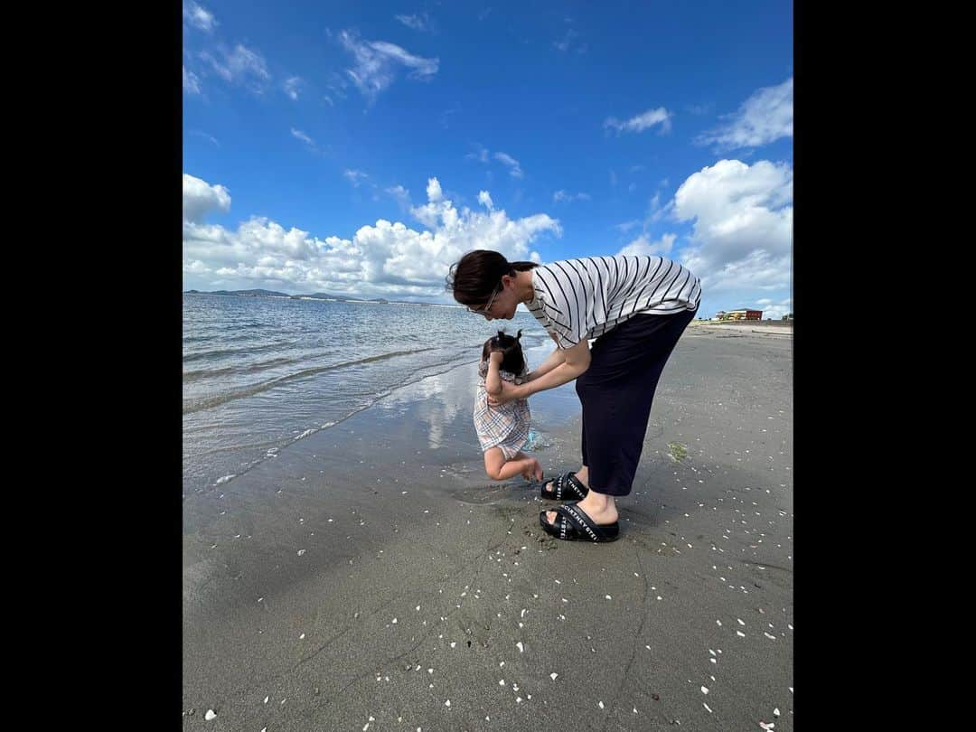 安藤志穂美さんのインスタグラム写真 - (安藤志穂美Instagram)「2日目は友人家族と合流して、ラグーナベイコート🌴 ⁡ エントランスから凄すぎて圧巻だった🥹✨ 露天風呂も海に囲まれてて、海に浮いてる感じで最高だったし、 ホテルのプールもチェックイン前に許可をいただけた関係なのか、貸切り状態で子供たちも思う存分に遊べてラッキーだった！ ⁡ 朝はホテル前のビーチで、娘は初めての海にびびりまくりで大変なことに…🌊 かつてない叫び声を聞いた。 ⁡ 友人の子供たちが娘の面倒見てくれたり、遊んだりしてくれて娘も楽しそうでした👶🏻 ⁡ 短い夏休みが今年もあっという間に終わってしまったけど、あと1つ楽しみなことが🙏 ⁡ それまでまた頑張る✊！！」8月14日 0時07分 - shiomi_ando