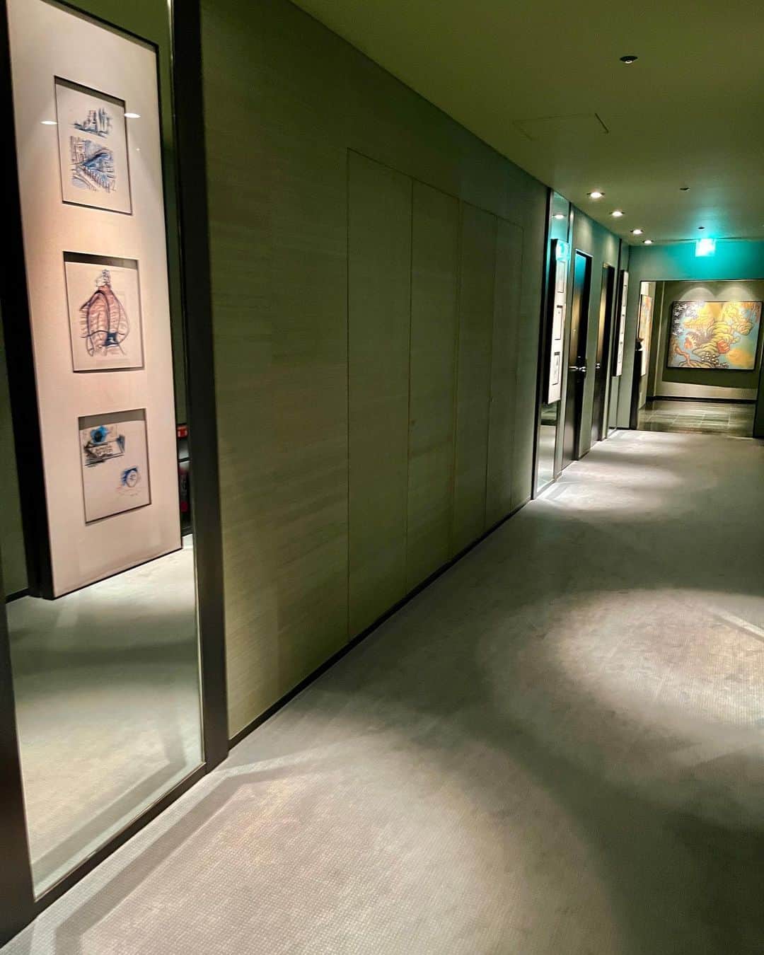 福田葉子さんのインスタグラム写真 - (福田葉子Instagram)「静謐なグリーン、それがパークハイアット東京の象徴的なカラー。廊下の壁やカーペット、椅子、あらゆるところが独特のグリーン統一されている。ホテルで白やベージュはよくあるけど、グリーンは世界的にも珍しく、パークハイアット東京の個性を際立たせているパーツのひとつ。 来年2024年5月のGW明けから、全館の改修工事で1年間クローズすることが発表され、 「変えないで」「あのグリーンは失われてしまうの？」という声が多いらしく、ホテル側が「ジョン・モーフォード氏のデザイン哲学を踏襲しつつ改修」と言い添えるほど、ファン多し、私もその一人。 館内のアートもすごく好き。エレベーターや廊下、室内のアート、軽妙かつ洒脱で、買って持ち帰りたいくらい好みです。この絵を選ぶ空間と世界観。残してほしいなぁ、変えるならオークションしてくれないだろうか笑。札、上げるよ！ 新宿にパークハイアット東京ができてから30年、そりゃ改修は必然。どんなふうにアップデートされるのか楽しみでもあり、変わらないでいてほしい気持ちもあり。いや、やっぱり楽しみかな。きっとより素敵なホテルになるに違いないから。お休みになる前にもう一度泊まれたらいいな。 #green #parkhyatttokyo #hotel #design #color #refurbishment #30th #パークハイアット東京　#グリーン　#ホテル　#デザイン　#カラー　#改修　#休館　#ホテル好き　#いちばん好きなホテル」8月14日 0時09分 - yoyoyokoko
