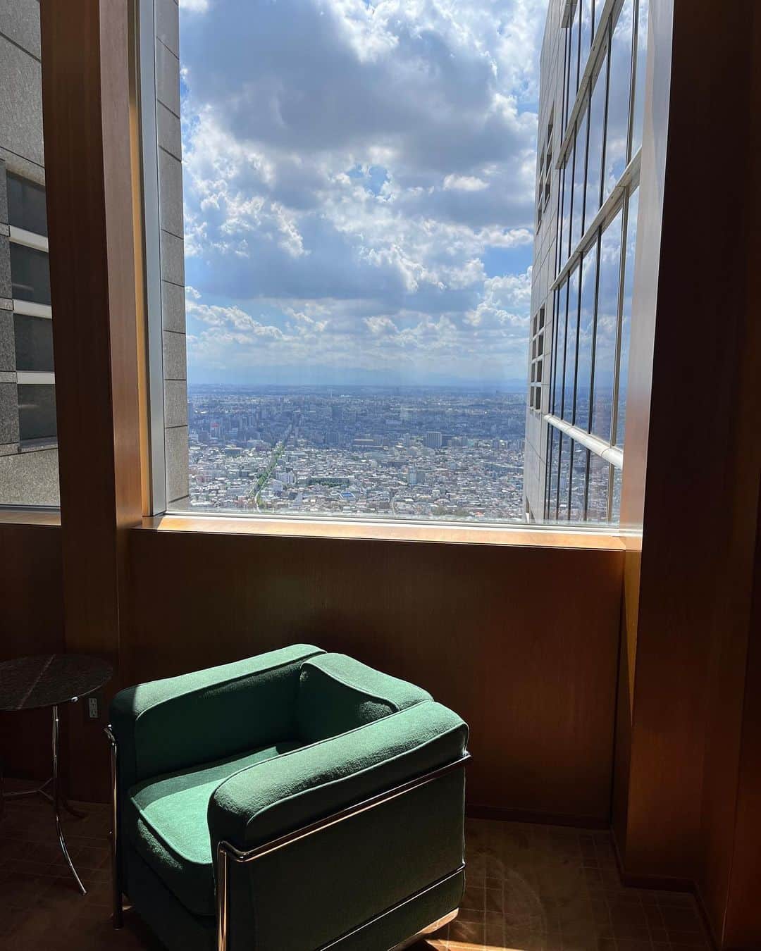 福田葉子のインスタグラム：「静謐なグリーン、それがパークハイアット東京の象徴的なカラー。廊下の壁やカーペット、椅子、あらゆるところが独特のグリーン統一されている。ホテルで白やベージュはよくあるけど、グリーンは世界的にも珍しく、パークハイアット東京の個性を際立たせているパーツのひとつ。 来年2024年5月のGW明けから、全館の改修工事で1年間クローズすることが発表され、 「変えないで」「あのグリーンは失われてしまうの？」という声が多いらしく、ホテル側が「ジョン・モーフォード氏のデザイン哲学を踏襲しつつ改修」と言い添えるほど、ファン多し、私もその一人。 館内のアートもすごく好き。エレベーターや廊下、室内のアート、軽妙かつ洒脱で、買って持ち帰りたいくらい好みです。この絵を選ぶ空間と世界観。残してほしいなぁ、変えるならオークションしてくれないだろうか笑。札、上げるよ！ 新宿にパークハイアット東京ができてから30年、そりゃ改修は必然。どんなふうにアップデートされるのか楽しみでもあり、変わらないでいてほしい気持ちもあり。いや、やっぱり楽しみかな。きっとより素敵なホテルになるに違いないから。お休みになる前にもう一度泊まれたらいいな。 #green #parkhyatttokyo #hotel #design #color #refurbishment #30th #パークハイアット東京　#グリーン　#ホテル　#デザイン　#カラー　#改修　#休館　#ホテル好き　#いちばん好きなホテル」