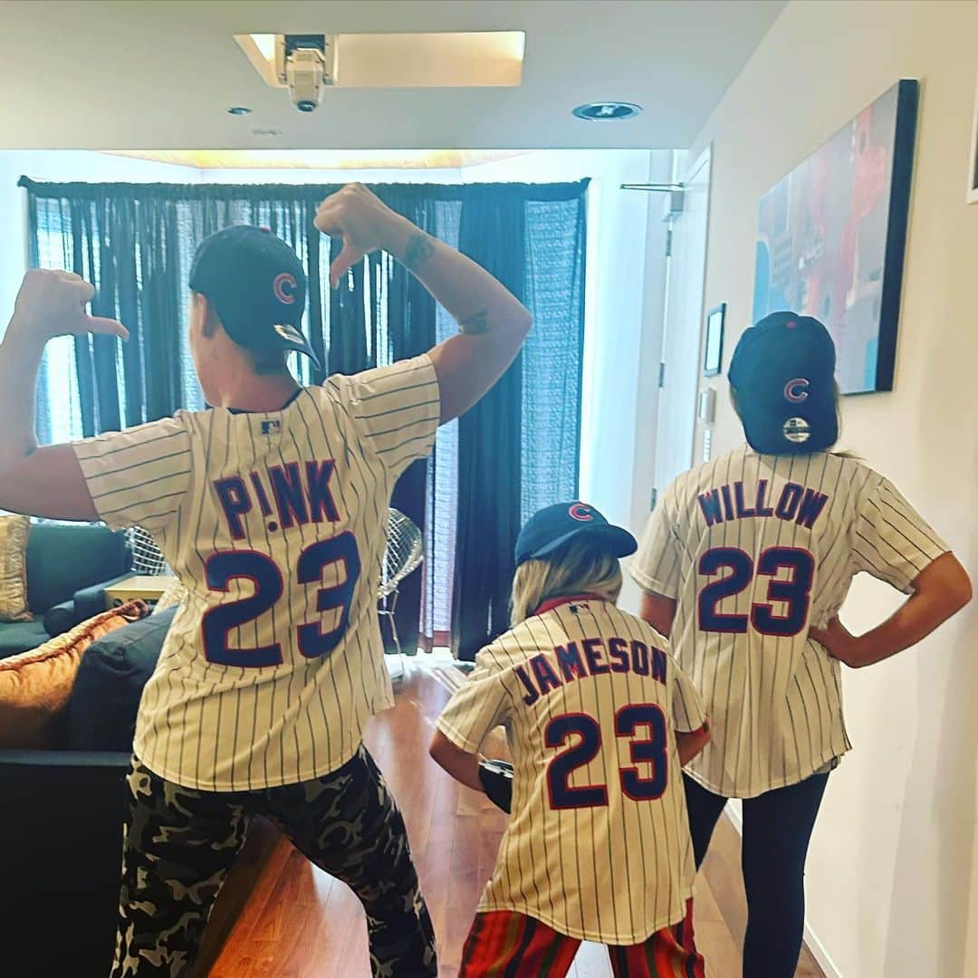 P!nk（ピンク）のインスタグラム：「Love letter to Chicago ♥️🥰♥️ #wrigleyfield #beautifulnight #grateful #summercarnivaltour」