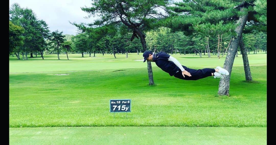 小澤雄太のインスタグラム：「軽井沢72東コースにて。  パー6 715y イケポチャでパー よくやったよ。  8月も頑張りましょう。  #軽井沢 #72 #ゴルフ #golf #球飛ばすではなく小澤飛ぶ #小澤雄太 #おざっつ」