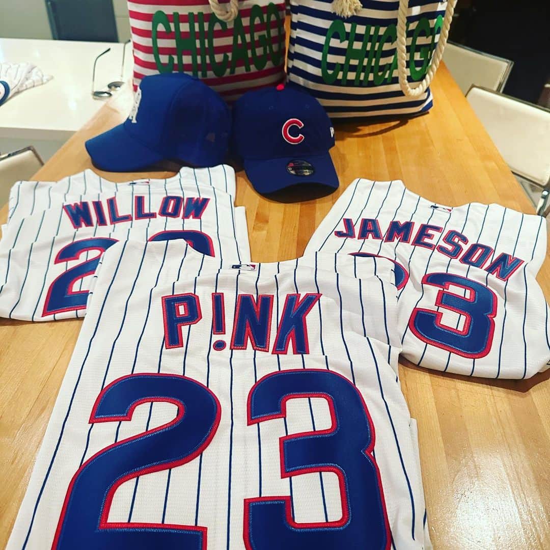P!nk（ピンク）さんのインスタグラム写真 - (P!nk（ピンク）Instagram)「Love letter to Chicago ♥️🥰♥️ #wrigleyfield #beautifulnight #grateful #summercarnivaltour」8月14日 0時11分 - pink