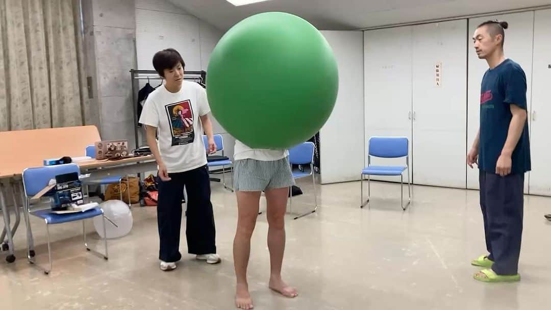 のインスタグラム：「今日もオモシロもの作り。  どんなシーンになるねん。笑  #tormansion #走れ星の王子メロス」