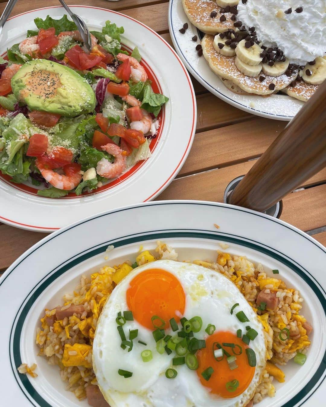 Karunaのインスタグラム：「🥗🌺🥯🥑 相変わらずの時差投稿でタイムスリップ🗓️笑 最近は暑過ぎて麦とお外にお出かけは大変🥵 でもやっぱりみんな一緒が一番楽しいよね〜 #EggsThings #Hawaii #ShimintHiroshima #広島グルメ #広島カフェ #ハワイ #犬同伴可」