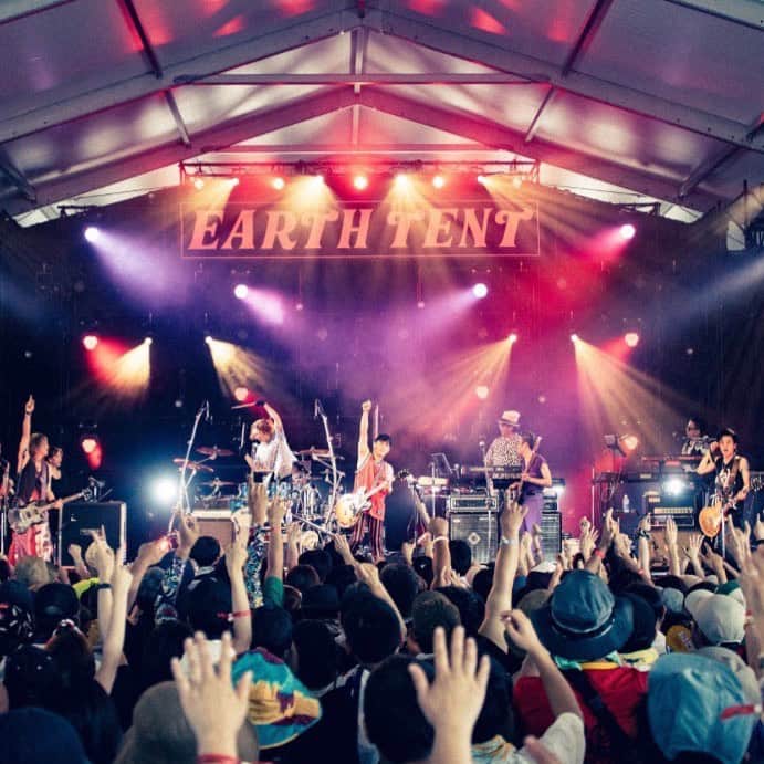 成田昭次のインスタグラム：「encounter  初参戦のRockonSocialClub 【RISING SUN ROCK FESTIVAL 2023 】#RSR23 最初で最後の男闘呼組ラジオ 【オールナイトニッポンGOLD】 気持ちも体温も急上昇！どっちも汗だく！ でも本当に楽しかった フェスやラジオはファンの方はもちろん、新しい出会いのきっかけになるのも嬉しいですね  どの日もどの回も、誰かのLast LIVE とにかく皆さんと一度でも会えるチャンスを作りたいと、去年の10月から1日2公演、全身全霊で挑んできました  残る武道館4公演、悔いのない最高の時間を約束します  そしてアンコールは念願の日比谷野音で  急な発表になってしまいました🙏 でもやらせて下さい、大好きな男闘呼組を4人でもう一度だけ  8/24、25日本武道館 8/26日比谷野外大音楽堂 こちらの LIVEは配信＆イオンシネマでのライブビューイングが決定しています  それぞれがそれぞれの場所で、想いを一つに出来たら嬉しいです  #成田兄弟大ファンの #奥田民生 さん #感動 #あんな大人になりたい」