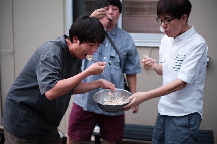 村本大輔さんのインスタグラム写真 - (村本大輔Instagram)「岐阜県大垣市のレストラントリコローレでライブ。お盆だったのか初めての人たちが多かった。本番前にコンビニに行って好きなアイスを買ってボールで混ぜこぜにして食べた。最近自分の中で流行ってるやつ。バニラアイスとチョコモナカジャンボとパルムとチョコドーナツは必須。  北海道で知り合った凄腕えぞ鹿ハンターから肉を分けてもらい、シェフに料理してもらった。とんでもないうまさ。。エゾシカは冬の交尾に備えて肉を蓄えるので夏が最高らしい。トリコローレの清水シェフの技と鹿の命を感謝した。赤ワインが美味しい夜だった。」8月14日 0時17分 - muramotodaisuke1125