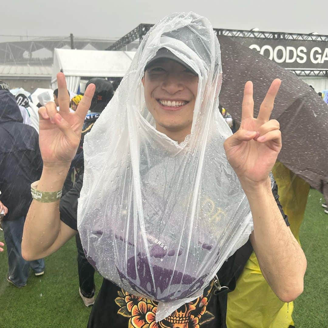 平松修造さんのインスタグラム写真 - (平松修造Instagram)「【ROCK IN JAPAN FES. 2023】 今年は2日間参戦！！ うち一日はZIP!ロケでした☺️  元々大好きだったアーティストの演奏を生で浴びて 好きな気持ちが何倍にもなること あまり聴いてこなかったアーティストのライブを観て 新たに好きな音楽に出会えること 信じられないくらい暑くても 笑えないくらい雨が降っても 顔も名前も知らないとなりの人たちと いろんなことを忘れながらはしゃげること フェスのすばらしさだと思います🎸  最高の夏の思い出になりました。 夢のような2日間。  家路、ライブで聴いた曲を聴きながら 夜道を歩くのも醍醐味ですな。  見たくても仕事の都合で行けなかった アーティストもたくさん。毎日行きたかった。 なのでまた、来年も会いに行きます！！ 待ってろ、蘇我・ひたちなか！！  あーーー楽しかった😭  #ロッキン #ROCKINJAPAN2023  最後の一枚は、 突然の雨に打たれ、 ビニール袋を頭から被った 河了貂スタイルの篠原くん( @ko_shinohara )」8月14日 0時22分 - shuzohiramatsu_ntv