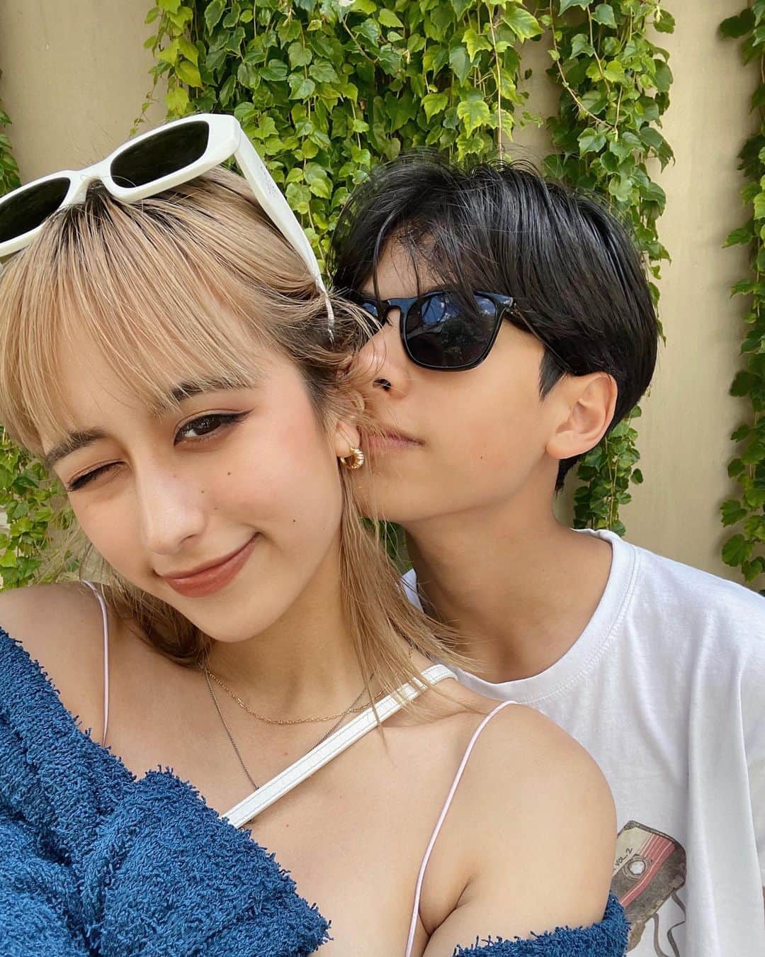 のインスタグラム：「In Paris🇫🇷 w/ my family💙」