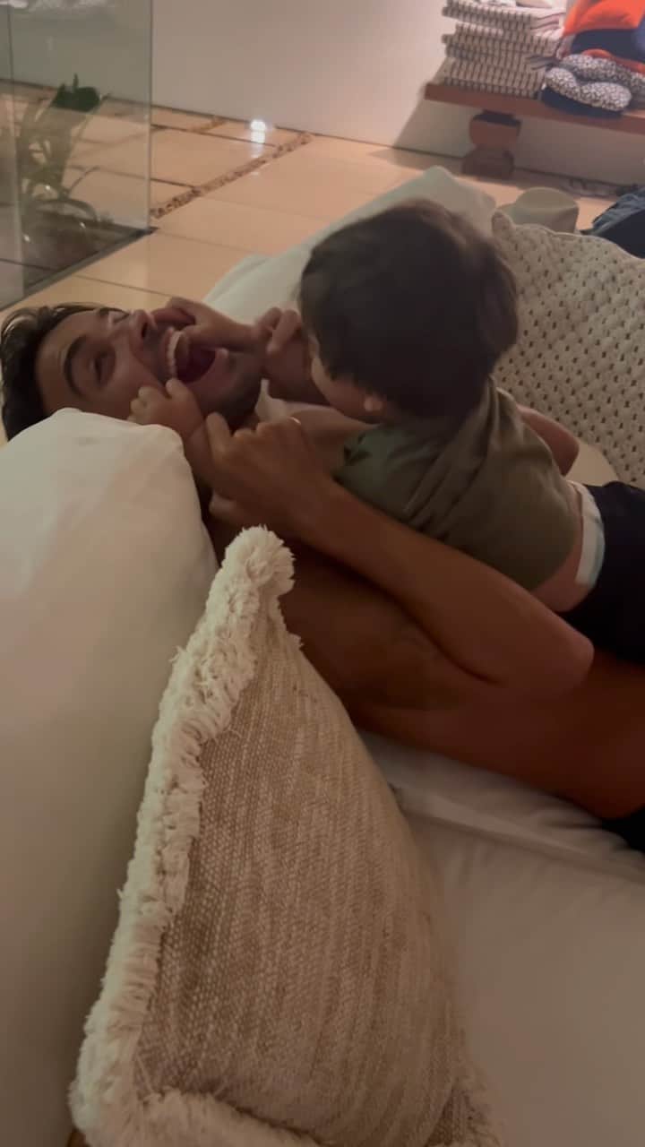 のインスタグラム：「Sorte, destino… Não importa, eu só agradeço q Deus por ser vc, com vc! Obrigada pela jornada linda e mtas vezes difícil de ser guia de um serumaninho!! Ele te escolheu antes de vir pra esse mundão e eu não tenho a menor dúvida de que não três nos reencontramos!! Obrigada por todo amor, preocupação, cuidado com nosso meninos!!!! Eu sempre soube o pai q vc seria, mas ver na prática ainda me emociona! Te amamos além do infinito papai! Feliz seu dia ❤️」