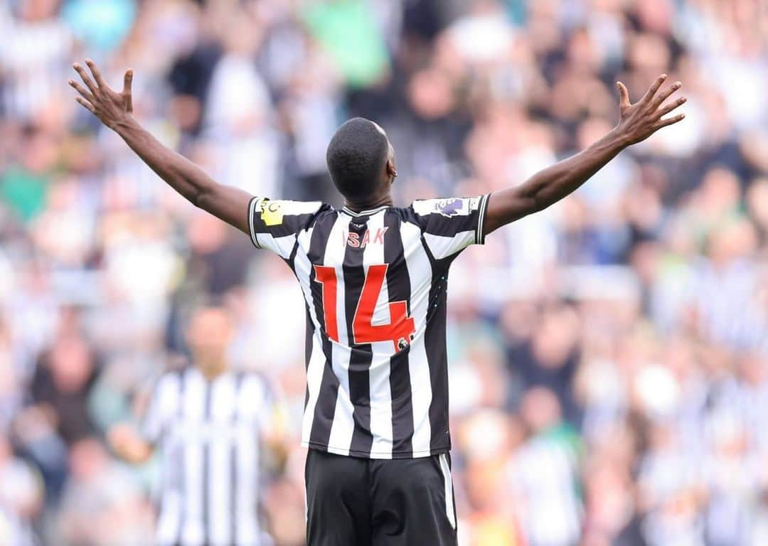 アレクサンデル・イサクさんのインスタグラム写真 - (アレクサンデル・イサクInstagram)「What a way to start a season! Electric atmosphere 🤩🖤🤍 @nufc」8月14日 0時28分 - alex_isak