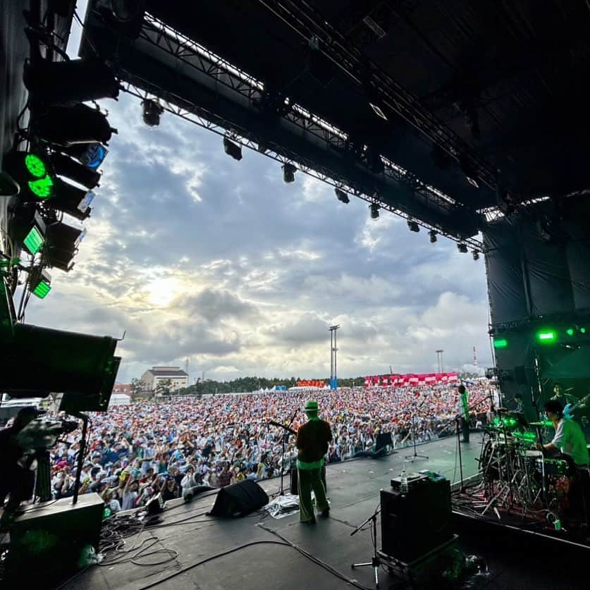 因幡始のインスタグラム：「ROCK IN JAPAN FESTIVAL 2023、出演してきましたー。 前回の出演が2016年だったから、実に7年ぶり。 初めて出演した時も思ったけど、久しぶりのロッキンのステージから見た光景はやっぱりグッとくるものがあったな。 観にきてくださった皆様、どうもありがとうございましたー🙏  今回はヨコヤンが体調不良で欠席。 代わりに #androp の伊藤彬彦さんがドラムを叩いてくれました。 昨日の夜のオファーにも関わらず、完璧に仕上げてくれていて本当に驚いたし、嬉しかった。 彬彦君、本当にどうもありがとう🙇  とにもかくにも、フェスはやっぱ楽しいね😆  #RIJF2023 #wacci」