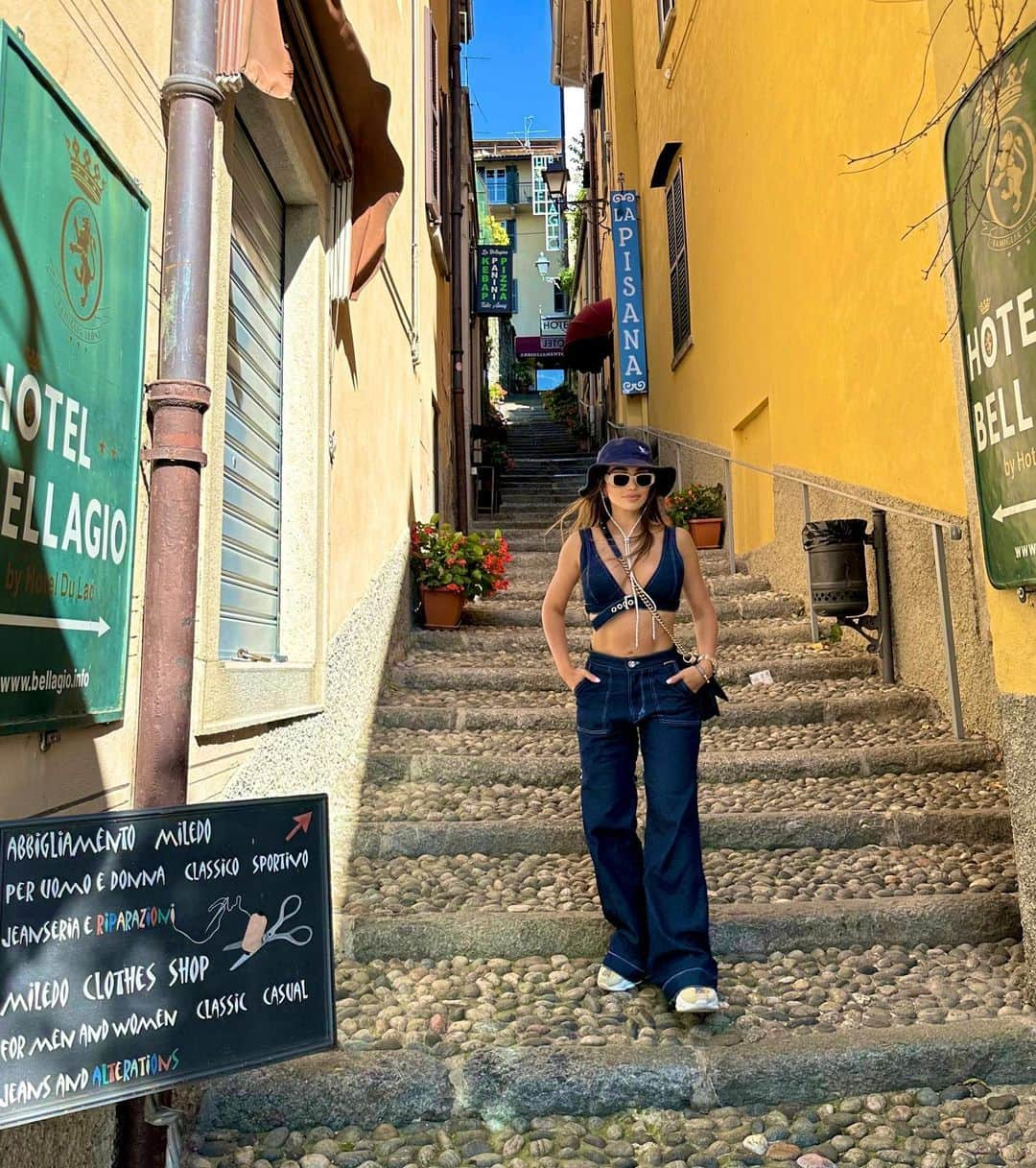 KaThE ArOcAのインスタグラム：「KISS… PLEASE 💋🥰  Lago Di como,  Bellissimo 👌🏻  #lagodicomo #lagodicomoitaly #bellagio #italia 🛥️🇮🇹🍋」