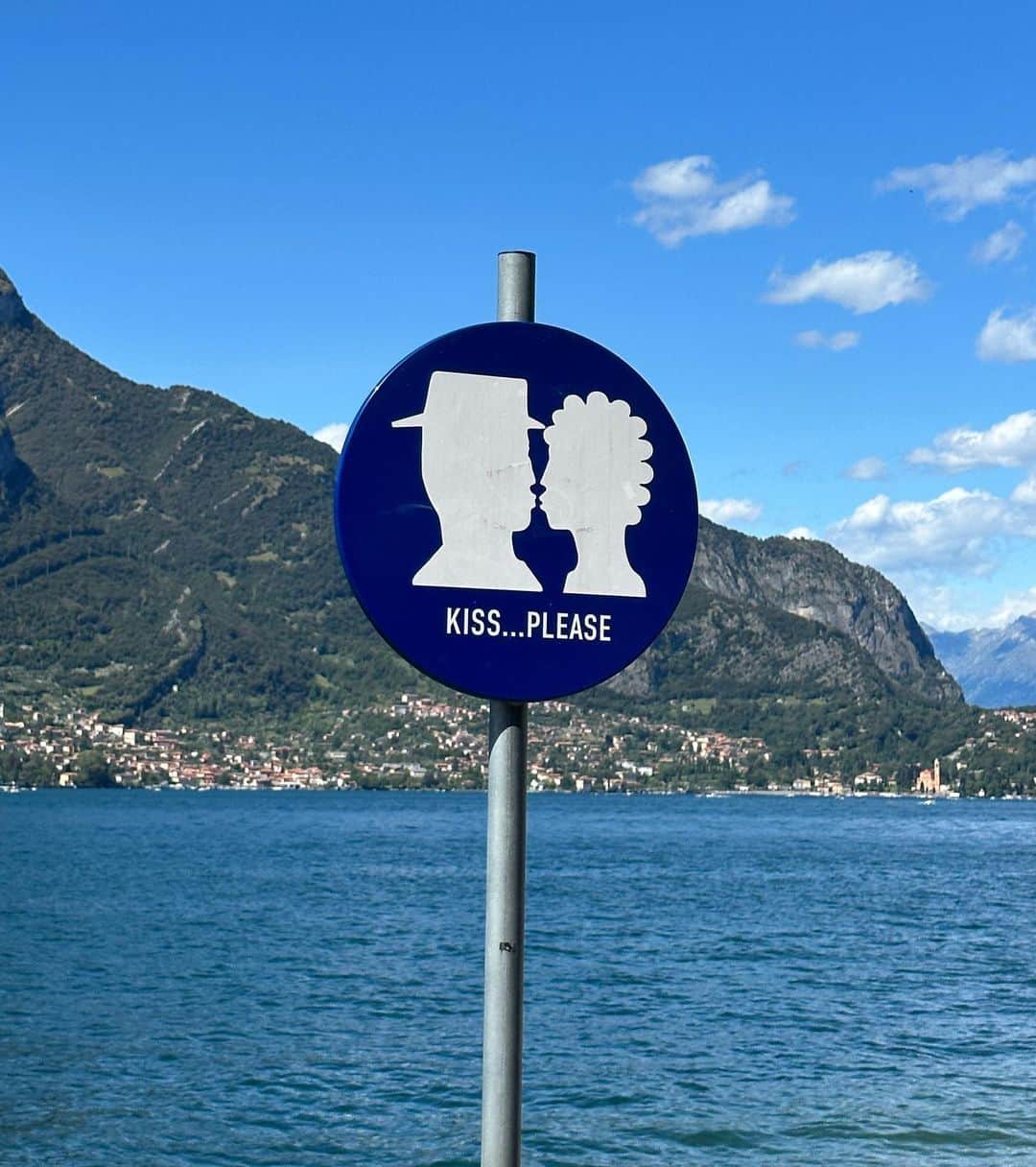 KaThE ArOcAさんのインスタグラム写真 - (KaThE ArOcAInstagram)「KISS… PLEASE 💋🥰  Lago Di como,  Bellissimo 👌🏻  #lagodicomo #lagodicomoitaly #bellagio #italia 🛥️🇮🇹🍋」8月14日 0時39分 - kathearoca