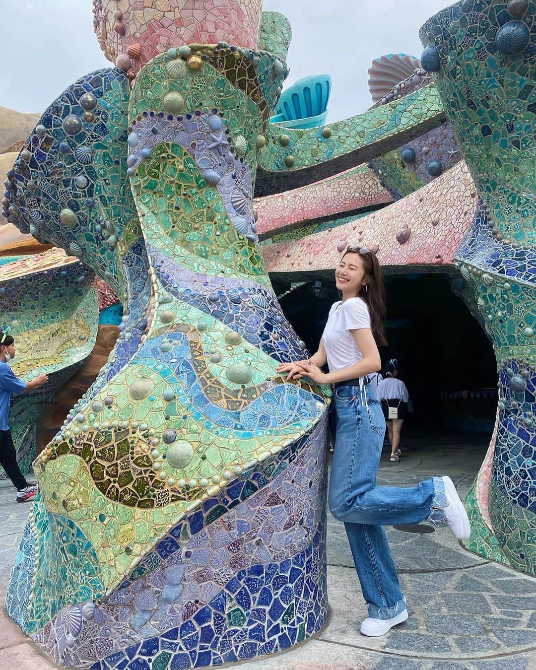 大伴理奈のインスタグラム：「弾丸ディズニーシー☔️🌞 雨が降っては止んでの繰り返しでしたが 朝から夜までかなり充実でした!!  やっぱりソアリンは最高。今回も泣きそうになった🥲 お盆休みで東京に遊びにきた姪っ子と👭🏻  背がどんどん伸びている！笑  #姪っ子カメラマン写真プロ #姪っ子の誕生日祝いのつもりが12月誕生日の私までバースデーシール描いてもらう #恥ずかしくてそっと財布にしまいました #自撮りはSNOWじゃなきゃダメみたいです」