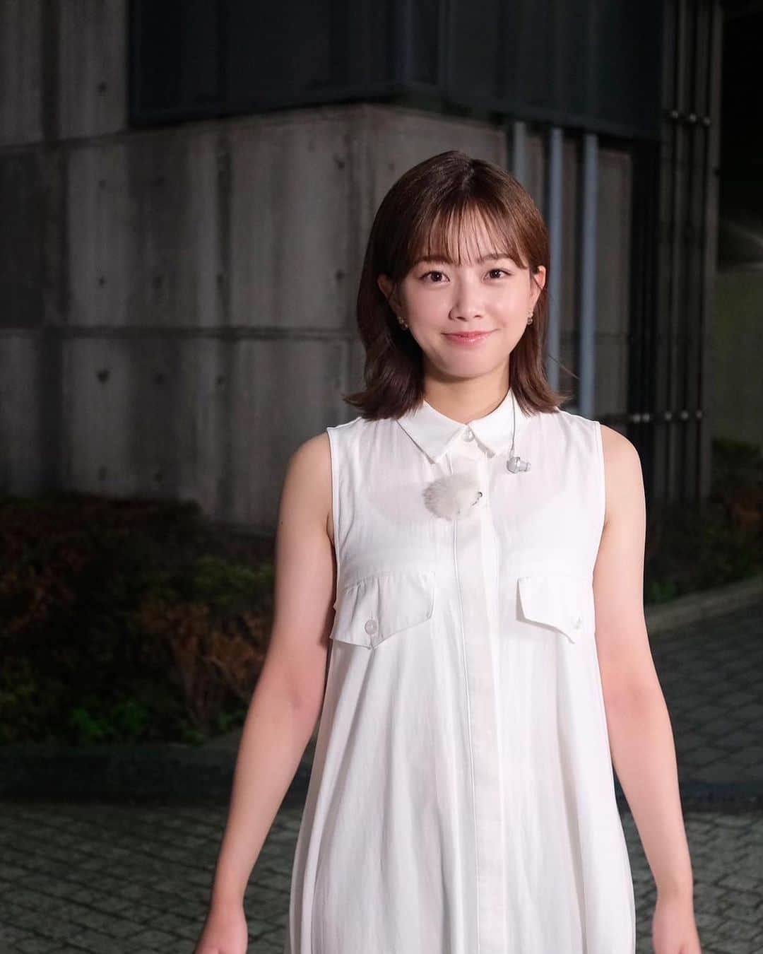 のインスタグラム：「夏らしいホワイトのワンピース👗 襟付きでしたが、かっちりとしすぎず、ラインも綺麗でした！！ 〜8/12衣裳情報〜 ワンピース @hdxuly アクセサリー @creamdot_official  #中山絵美里 #情報7daysニュースキャスター」