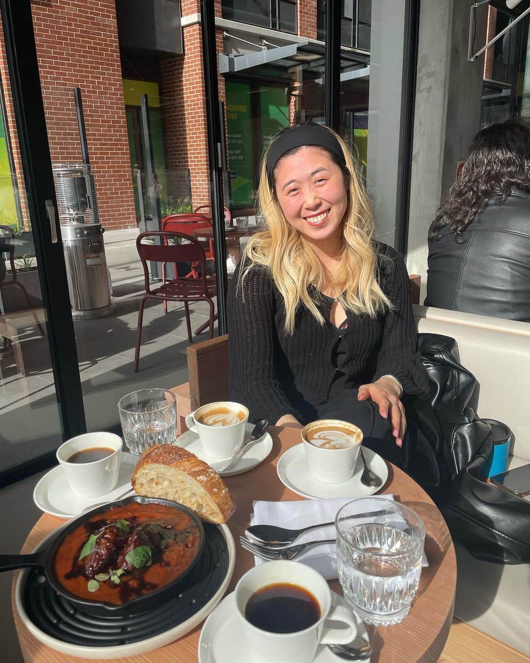山田愛のインスタグラム：「City girl🇦🇺, perfect Sunday🍋🧡🌞  great COFFEE @st_ali 🤍 📍St Ali & The queen #melbourne #australia  #メルボルン #オーストラリア」