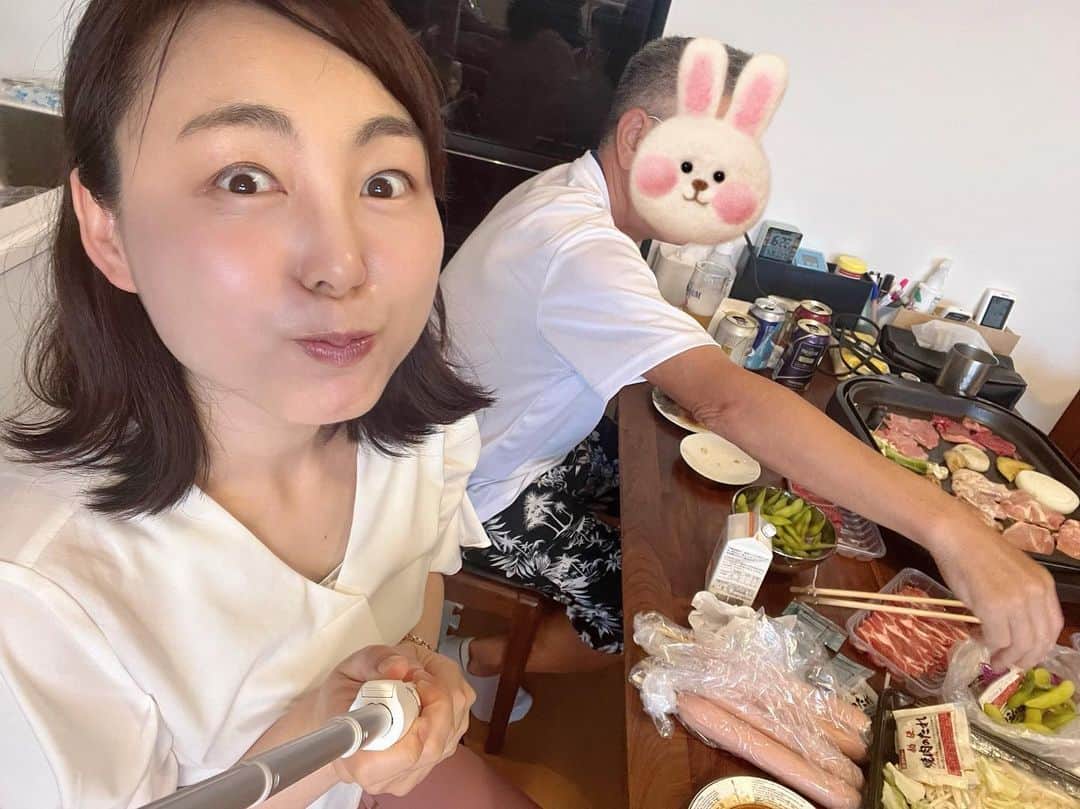 五戸美樹のインスタグラム：「今日は8月のYouTubeライブ！ご視聴＆ご投稿ありがとうございました🙏✨  アーカイブ💁‍♀️ 五戸美樹のガールズトーク https://www.youtube.com/live/VbbihVSj_3A  ・猛暑＆台風7号心配 ・夏もウイルス性胃腸炎… ・在宅バーベキュー←写真 などなど  皆さんの近況報告、今月も楽しく読ませていただきました☺️🌻🍉  〜お知らせ〜 メルマガ配信中！ 次回のYouTubeライブは9月17日(日)お昼の予定です！」