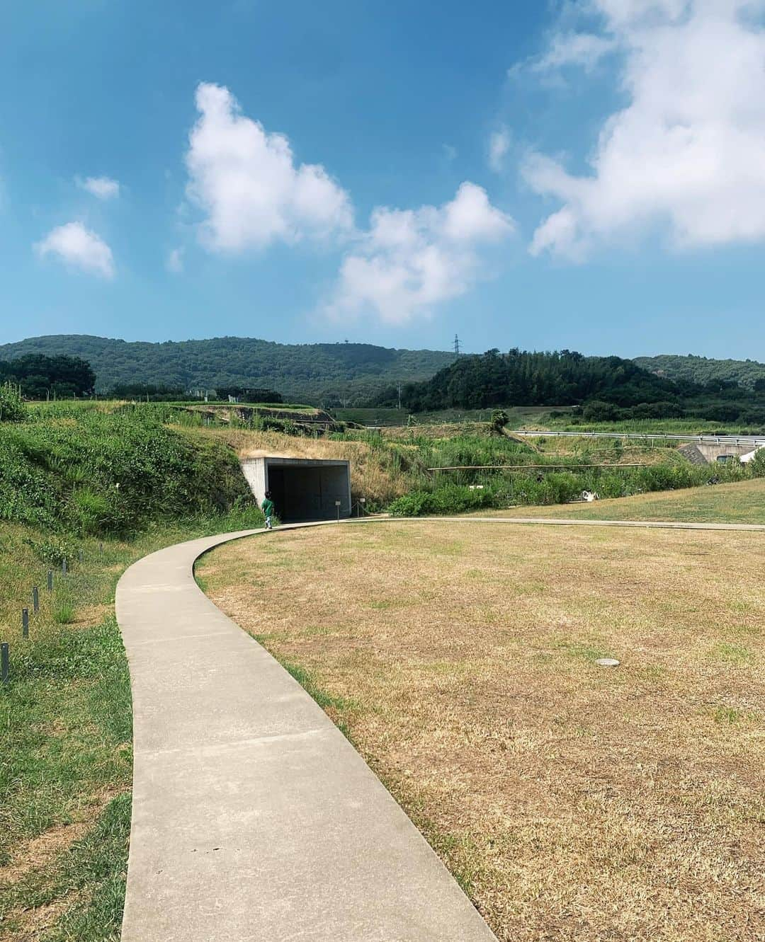 あまのまりさんのインスタグラム写真 - (あまのまりInstagram)「ずっと行きたかった豊島🌤️ 豊島美術館、永遠にいれるほどよかった〜〜 この島に行く理由はそれしかないほどよかった、ぜんぶぜんぶ、足を運ばないと感じられないそれであった😢。。 なにより息子をしゃらっぷさせることに精一杯であった。。  山も海も空もすべてがよかった、涼しくなったらまた来たいな、横尾忠則もよかったな〜🟥 (自転車がないとやばい)(足がしにました)(万歩すぐ超えた)  #旅は計画的にね」8月13日 16時01分 - maririn_alpaka