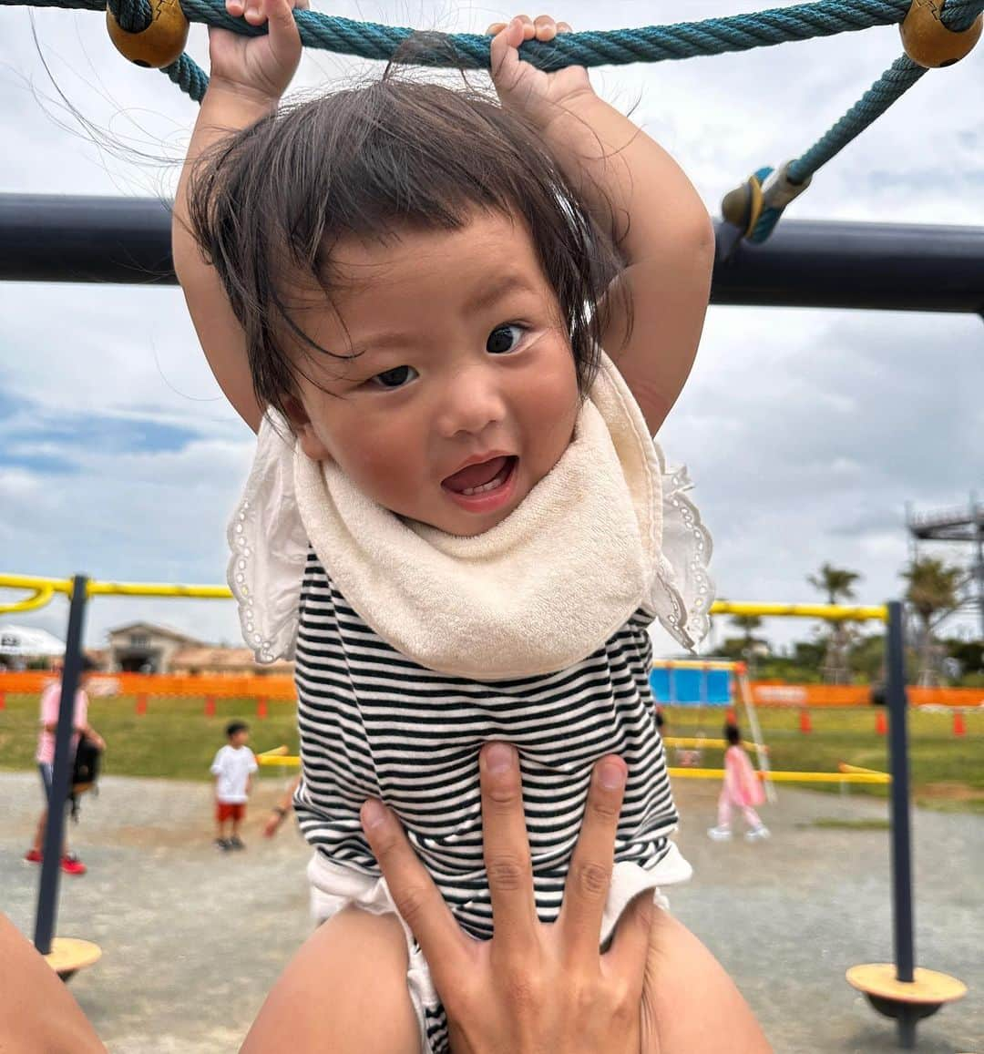 国枝洋子さんのインスタグラム写真 - (国枝洋子Instagram)「朝から逗子散歩👶🏻🤎  カフェ巡りして @soso_hayama  @beach_muffin  @poolsidecoffee   ソレイユの丘で遊んできたよ🌻  逗子はたまーにしか行かないけど 子連れでも入りやすいお洒落なカフェばかりで 楽しかったな☺️また散歩しにいこーっ♡  最近ハンナがチャッキーみたいな顔して 笑うようになったよ🔪😈 赤ちゃんの頃のジュンナに似てきたな、、、笑  #逗子カフェ  #葉山」8月13日 16時05分 - kunieda_yoko