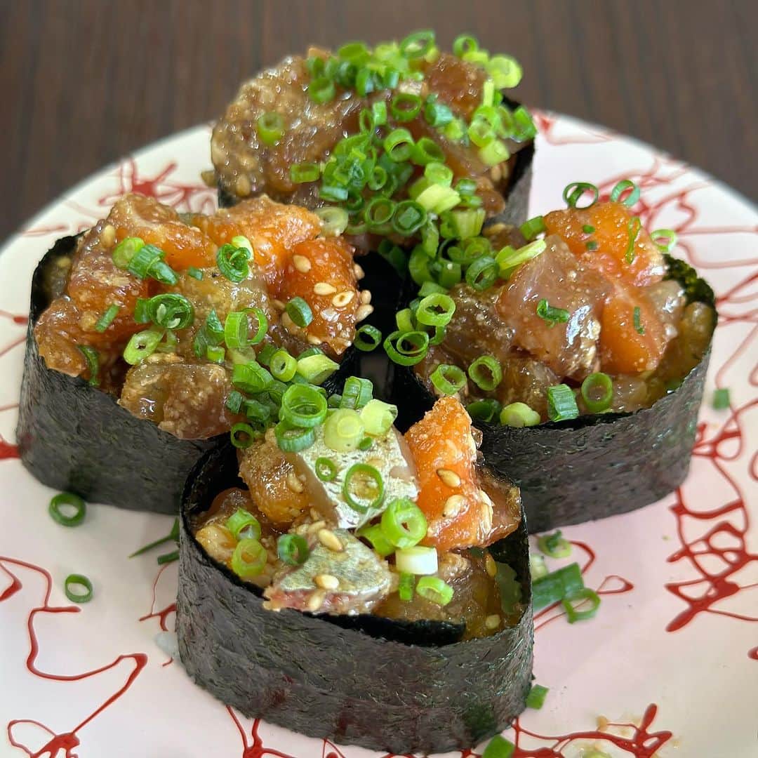 ベリッシモ・フランチェスコさんのインスタグラム写真 - (ベリッシモ・フランチェスコInstagram)「Wow!!!! Amazing Sushi at Mawaru Sushi Ichiba!!!! Delicious!❤️ 福岡に来たら、必ずここ！😂まわる寿司市場って素晴らし過ぎて何回も来ちゃうー😉🍣 Sono tornato a Fukuoka, il sushi di pesce freschissimo davanti al porto! 💕🤣 #ベリッシモ #料理研究家ベリッシモ #料理研究家 #francescobellissimo #sushi #sushilovers #sushiporn #sushitime #寿司 #寿司屋 #まわる寿司市場長浜店 #福岡 #福岡グルメ #japanesefood #japanesecuisine #博多グルメ #天神グルメ #chef #cheflife #luxurylifestyle #seafood #seafoodlover #paradise #memagnoersushi #enjoyfood #fukuokafood #ciboafrodisiaco #おいしい #芸能人が通う店 #buonissimo」8月13日 16時13分 - bellissimoyoshi