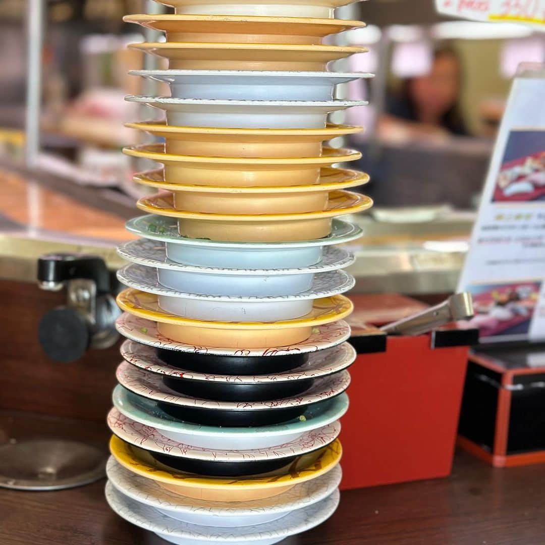 ベリッシモ・フランチェスコさんのインスタグラム写真 - (ベリッシモ・フランチェスコInstagram)「Wow!!!! Amazing Sushi at Mawaru Sushi Ichiba!!!! Delicious!❤️ 福岡に来たら、必ずここ！😂まわる寿司市場って素晴らし過ぎて何回も来ちゃうー😉🍣 Sono tornato a Fukuoka, il sushi di pesce freschissimo davanti al porto! 💕🤣 #ベリッシモ #料理研究家ベリッシモ #料理研究家 #francescobellissimo #sushi #sushilovers #sushiporn #sushitime #寿司 #寿司屋 #まわる寿司市場長浜店 #福岡 #福岡グルメ #japanesefood #japanesecuisine #博多グルメ #天神グルメ #chef #cheflife #luxurylifestyle #seafood #seafoodlover #paradise #memagnoersushi #enjoyfood #fukuokafood #ciboafrodisiaco #おいしい #芸能人が通う店 #buonissimo」8月13日 16時13分 - bellissimoyoshi