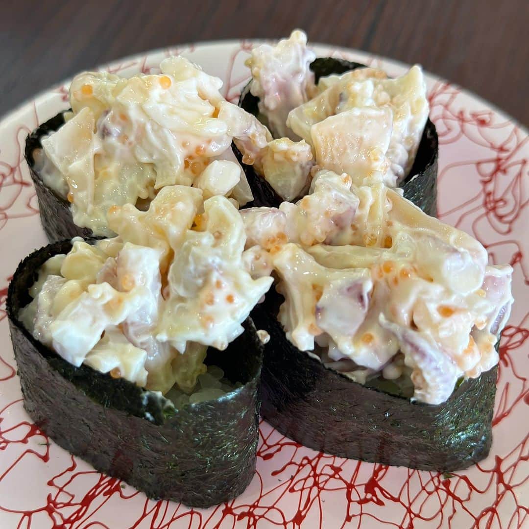 ベリッシモ・フランチェスコさんのインスタグラム写真 - (ベリッシモ・フランチェスコInstagram)「Wow!!!! Amazing Sushi at Mawaru Sushi Ichiba!!!! Delicious!❤️ 福岡に来たら、必ずここ！😂まわる寿司市場って素晴らし過ぎて何回も来ちゃうー😉🍣 Sono tornato a Fukuoka, il sushi di pesce freschissimo davanti al porto! 💕🤣 #ベリッシモ #料理研究家ベリッシモ #料理研究家 #francescobellissimo #sushi #sushilovers #sushiporn #sushitime #寿司 #寿司屋 #まわる寿司市場長浜店 #福岡 #福岡グルメ #japanesefood #japanesecuisine #博多グルメ #天神グルメ #chef #cheflife #luxurylifestyle #seafood #seafoodlover #paradise #memagnoersushi #enjoyfood #fukuokafood #ciboafrodisiaco #おいしい #芸能人が通う店 #buonissimo」8月13日 16時13分 - bellissimoyoshi