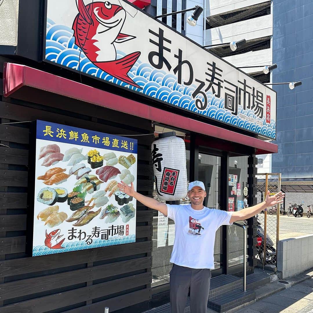 ベリッシモ・フランチェスコさんのインスタグラム写真 - (ベリッシモ・フランチェスコInstagram)「Wow!!!! Amazing Sushi at Mawaru Sushi Ichiba!!!! Delicious!❤️ 福岡に来たら、必ずここ！😂まわる寿司市場って素晴らし過ぎて何回も来ちゃうー😉🍣 Sono tornato a Fukuoka, il sushi di pesce freschissimo davanti al porto! 💕🤣 #ベリッシモ #料理研究家ベリッシモ #料理研究家 #francescobellissimo #sushi #sushilovers #sushiporn #sushitime #寿司 #寿司屋 #まわる寿司市場長浜店 #福岡 #福岡グルメ #japanesefood #japanesecuisine #博多グルメ #天神グルメ #chef #cheflife #luxurylifestyle #seafood #seafoodlover #paradise #memagnoersushi #enjoyfood #fukuokafood #ciboafrodisiaco #おいしい #芸能人が通う店 #buonissimo」8月13日 16時13分 - bellissimoyoshi